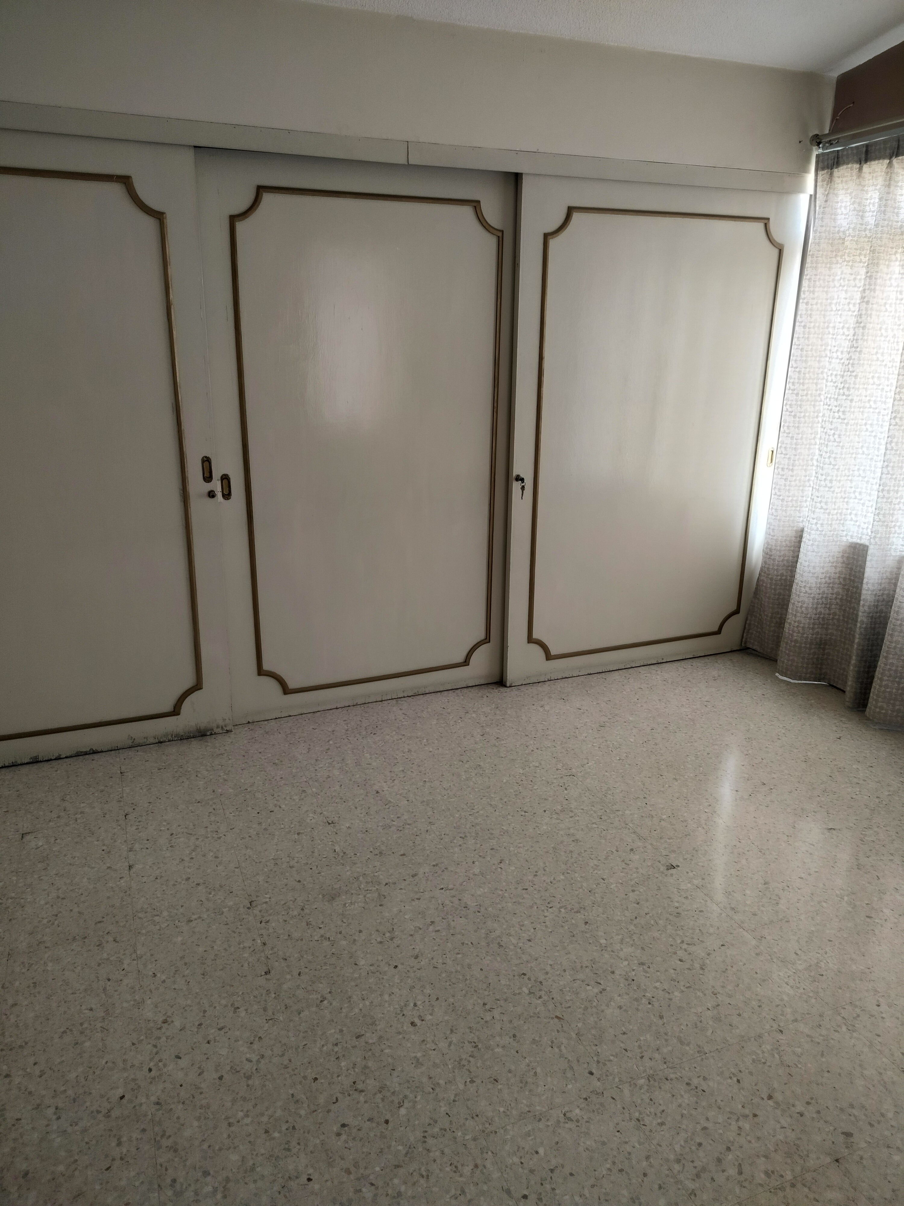 Excelente tanto para casa habitación o comercio, SPA, Clínica de Rehabilitación, Consultorio, Oficinas.
Tiene alberca techada con policarbonato, funcionando con filtros y caldera.
La casa cuenta en planta baja con:
cochera techada para 2 automóviles, Sala comedor, cocina con cocina integral, 1 recámara, baño completo y despacho.
En planta alta:
Tiene 2 recámaras amplias con closets, terraza y baño completo.
En la azotea tiene roofgarden con asador, cuarto de lavado y cuarto de servicio baño