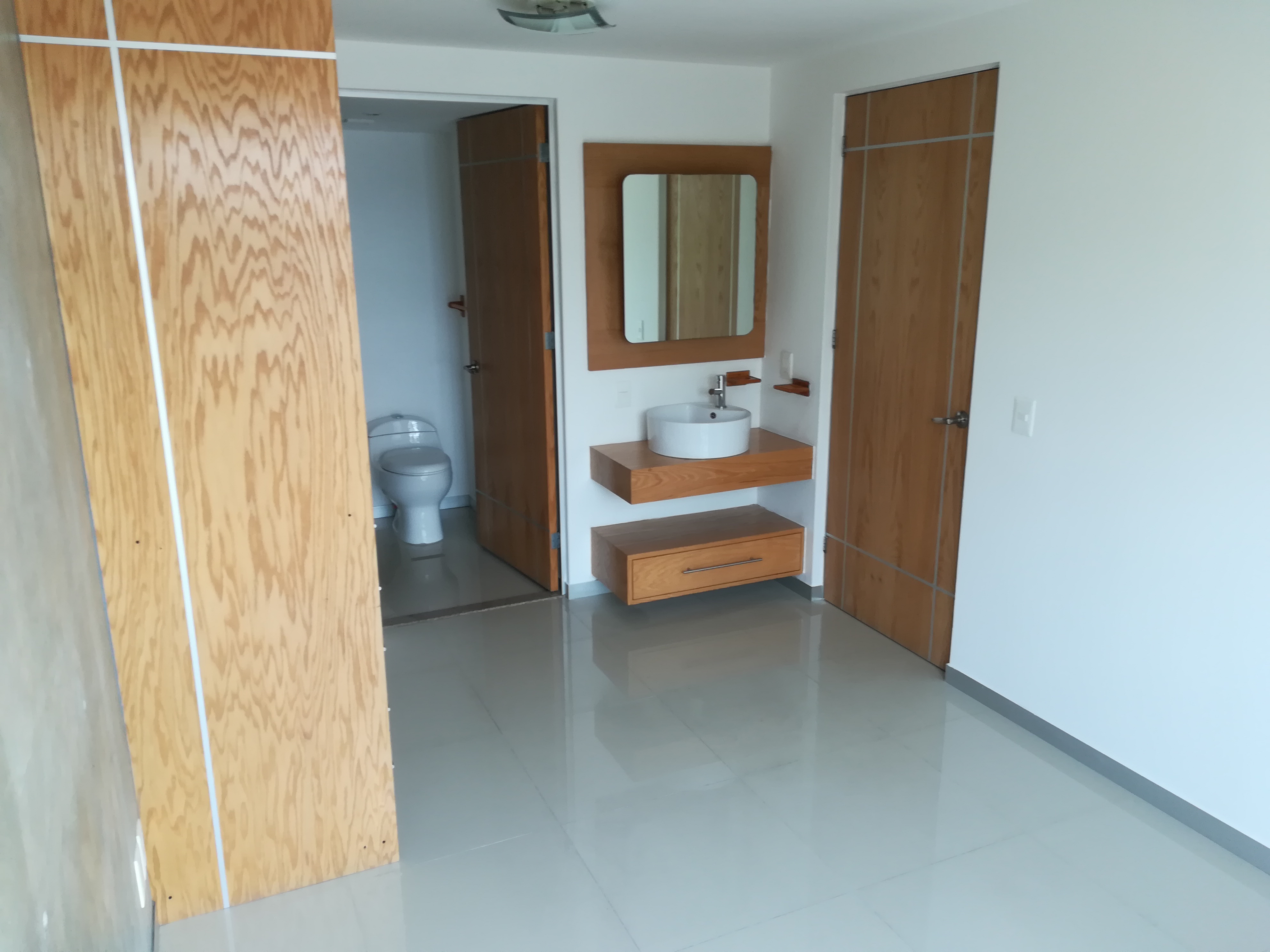 A 1 calle del metro, 4o piso, 2 recamaras, 2 baños completos, cocina integral, comedor, cuarto de lavado, 1 estacionamiento elevauto, seguridad 24 hrs, elevador, salón de fiestas, roof garden común, mayores informes 5510493994