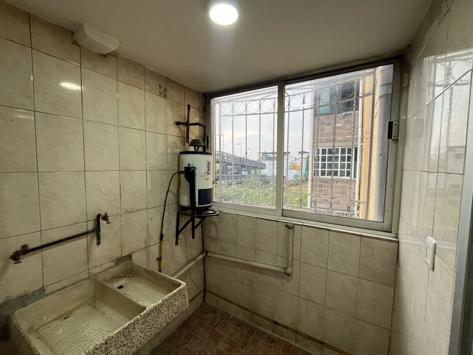 Madero!

📍 Ubicación: Calzada Vallejo 1268, Torre 5, Depto. 204, Col. Santa Rosa, CDMX
🏢 2º piso en edificio de 5 niveles, cuenta con dos recamaras y baño
🛠️ Remodelado y listo para habitar
🚿 Suministro de agua con cisterna y tinaco
🔥 Gas estacionario
💸 Precio con gastos notariales Infonavit: $1,636,000
💧 Mantenimiento mensual: $100
🚗 Sin cajón de estacionamiento

✅ Aceptamos crédito Infonavit, Hipotecari y recursos propios
📲 Contáctanos para más información y agenda tu cita sin comprom