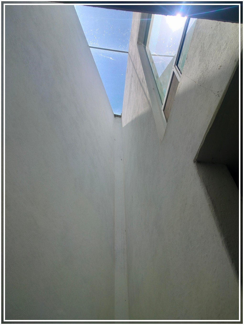 Vendo Residencia Nueva de Arquitectura única En Puebla
$3,200,000
Estrena esta hermosa residencia de diseño arquitectónico único, que desde su facha refleja la singularidad y belleza que solo una propiedad así te entrega, aparte de su imponente diseño, también maximiza espacios que harán que tu familia disfrute cada uno de ellos, maximizando tu inversión en esta excelente propiedad.
Se encuentra en fraccionamiento Residencial cerrado con vigilancia privada, cerca del periférico ecológico, en