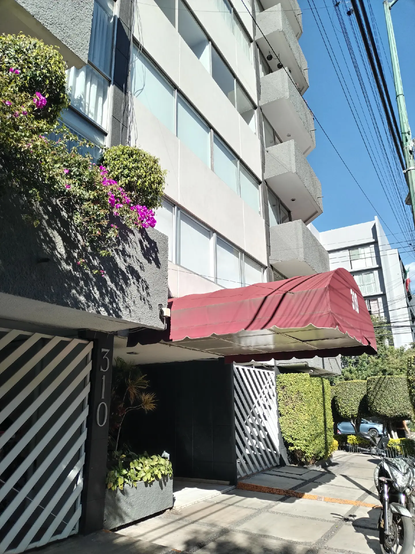 Excelente oportunidad en una de las mejores zonas de la CDMX.
¡Departamento en condominio en venta!
Precio a tratar: $5.8M
✅Descripción:
🔺152 m²
🔺 Antigüedad: 45 años.
🔺2 recámaras con opción a 3.
🔺Recámara principal con baño completo y vestidor.
🔺Sala
🔺Estancia
🔺Cocina
🔺📺Área de TV o estudio.
🔺2 baños completos.
🔺5° piso.
🔺Balcón.
🔺Cuarto de servicio con baño completo.
🔺Área de lavado.
🔺🚘🚘2 cajones de estacionamiento.
🔺🛂Seguridad 24 Hrs.
🔺2 elevadores.
⚠️Solo Trato Directo