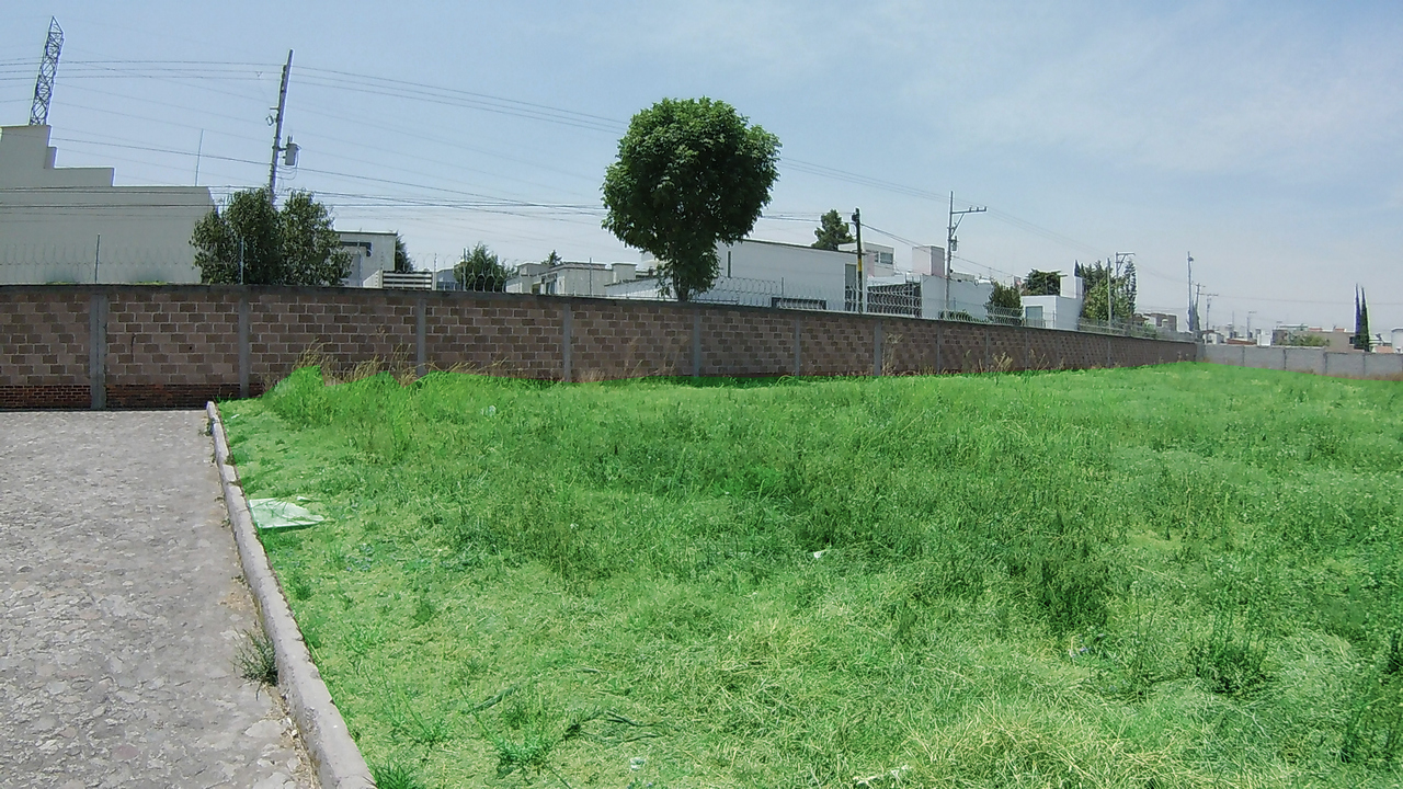 Diferentes opciones en el fraccionamiento Desde 452m² hasta 1,737m²
Fraccionamiento privado, con vigilancia 24 horas, servicios ocultos, calles amplias empedradas y de concreto.
Excelente ubicación, atrás del Colegio Humboldt, muy cerca de la Recta a Cholula, Blvd. Forjadores, Periférico Ecológico.
En el fraccionamiento hay residencias de nivel alto ya que existe una restricción de mínimo 400 m² por vivienda.