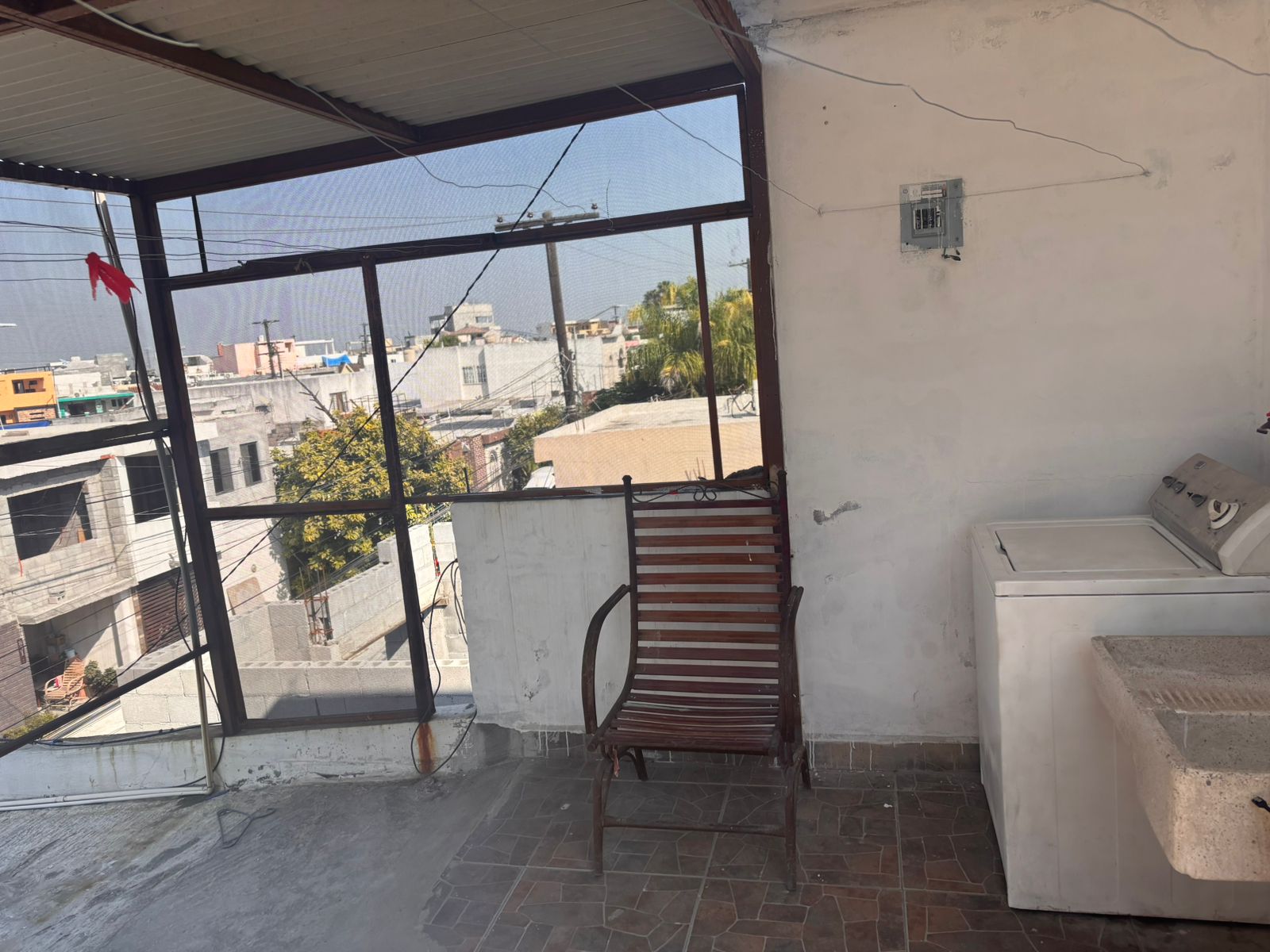 Se renta cuarto para 1 persona, en excelente ubicación cerca del Centro Comercial Paseo La Fe, estación de la ecovía De la Zanja, Av. Miguel Alemán, Av. Acapulco, aeropuerto. Cuenta con lavandería techada, donde lavar la ropa, colgar la ropa y también lavadora ($60 pesos x carga). Ideal para estudiantes y para trabajadores y gente foránea.
La renta es de $3,500 al mes más $200 pesos de servicios.