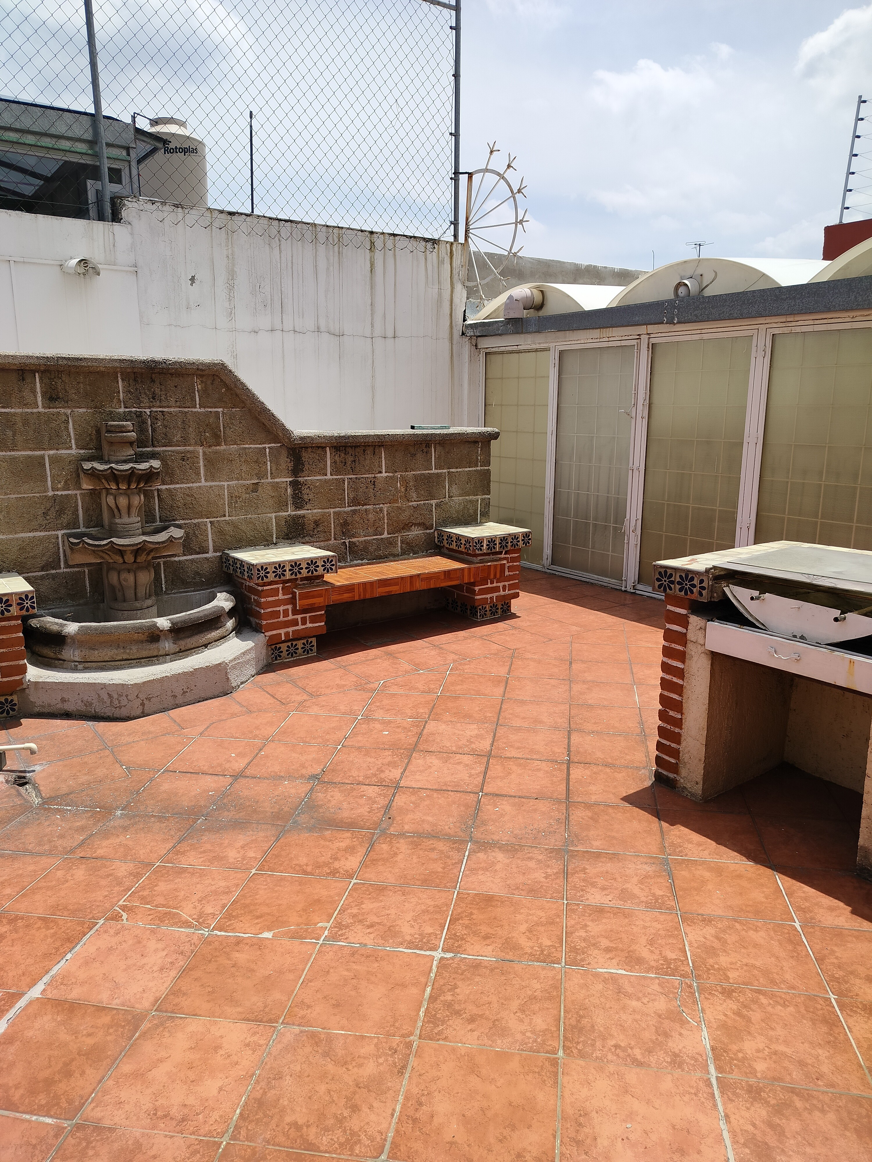 Excelente tanto para casa habitación o comercio, SPA, Clínica de Rehabilitación, Consultorio, Oficinas.
Tiene alberca techada con policarbonato, funcionando con filtros y caldera.
La casa cuenta en planta baja con:
cochera techada para 2 automóviles, Sala comedor, cocina con cocina integral, 1 recámara, baño completo y despacho.
En planta alta:
Tiene 2 recámaras amplias con closets, terraza y baño completo.
En la azotea tiene roofgarden con asador, cuarto de lavado y cuarto de servicio baño