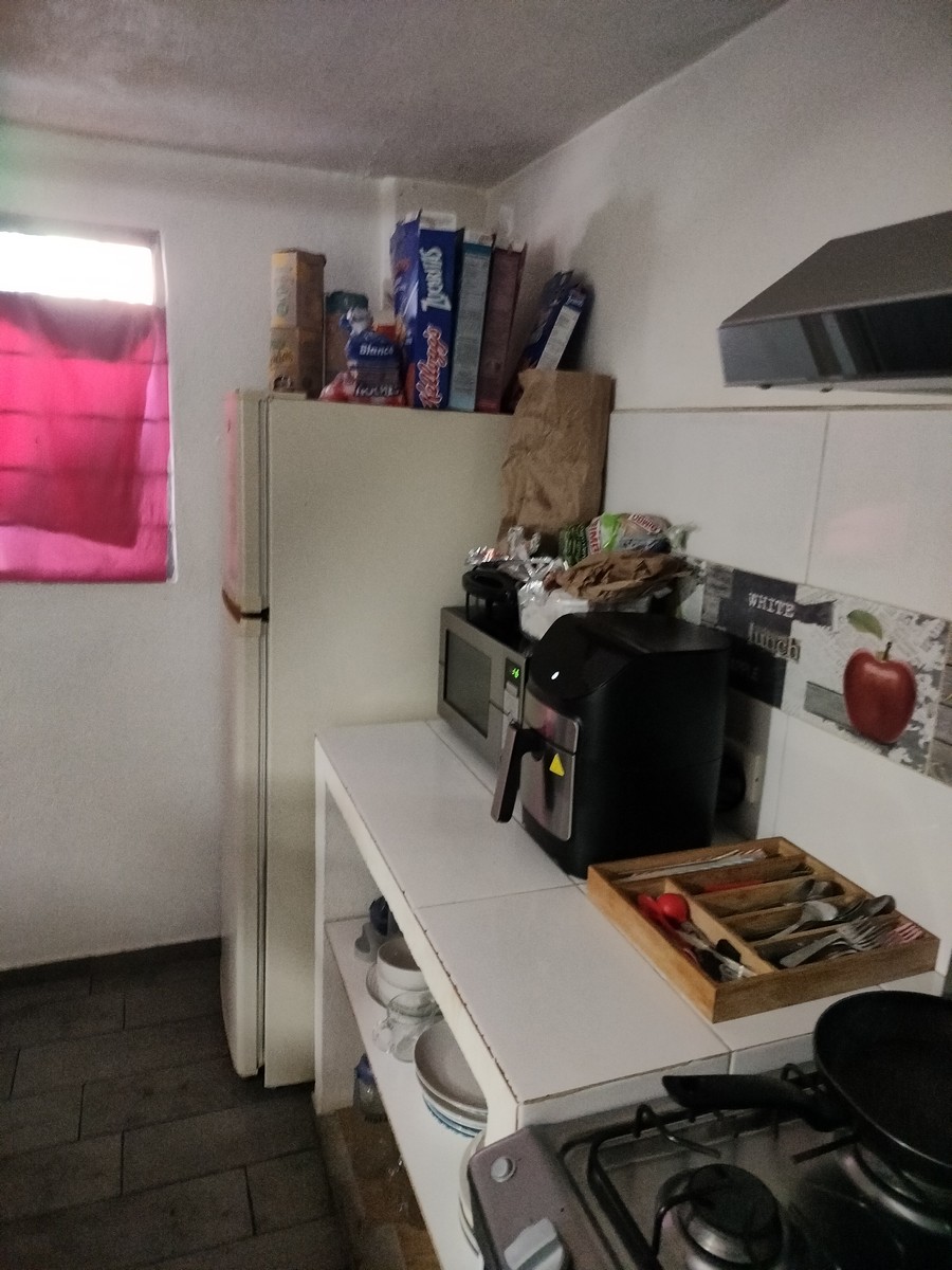 Fraccionamiento con vigilancia privada 24 horas y acceso restringido, con 3500 metros de áreas verdes para uso exclusivo de los habitantes del fraccionamiento.
Es una casa en Esquina tiene 2 recámaras, sala comedor, cocina ampliada, zotehuela, espacio para medio baño en PB, Baño completo arriba, cochera para 1 auto y área de lavado, tiene el uso exclusivo de un extra de terreno el cual no entra en escrituras pero se usa como patio de la casa.
Tiene cisterna con bomba y gas natural.
