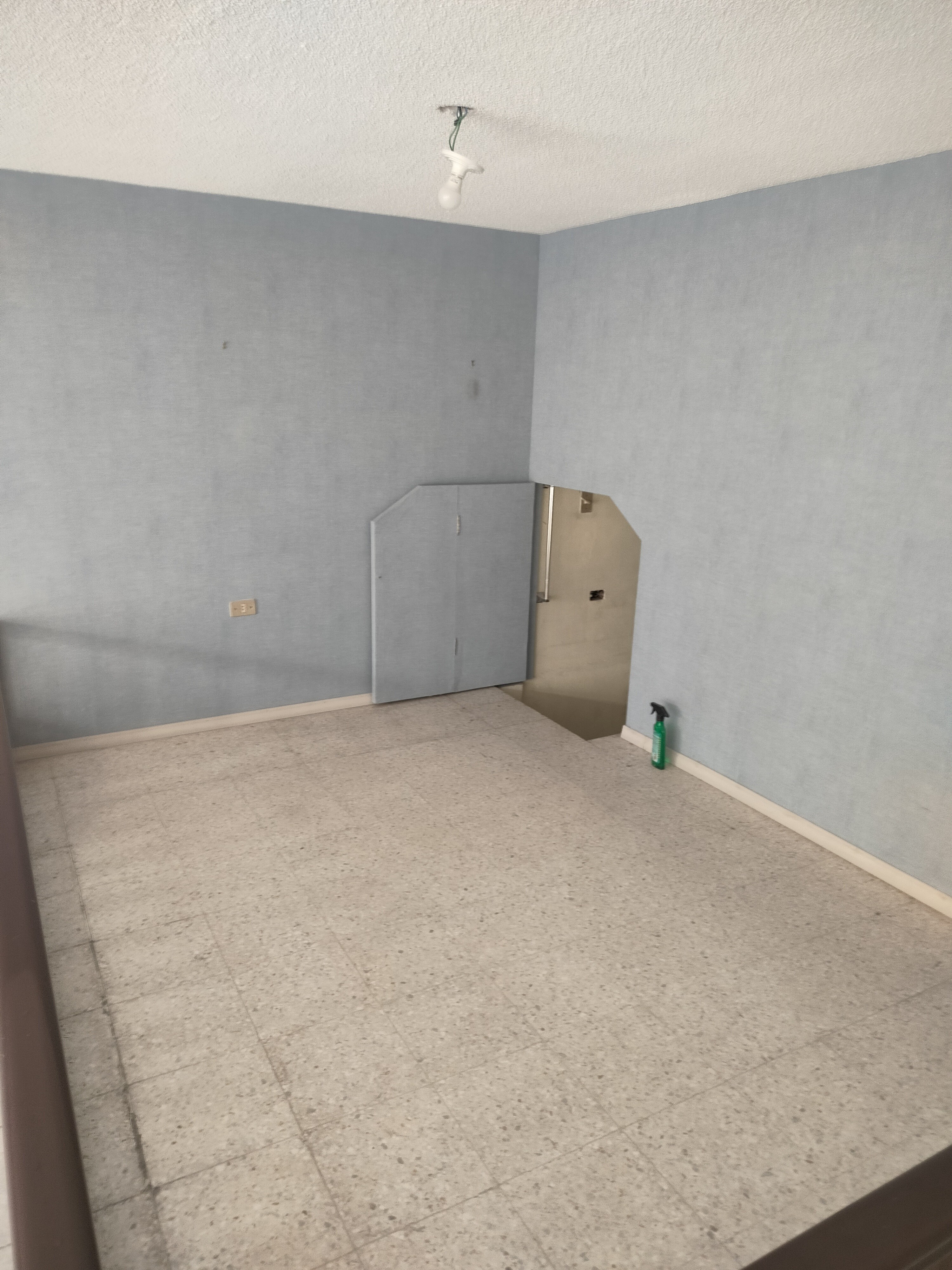 Excelente tanto para casa habitación o comercio, SPA, Clínica de Rehabilitación, Consultorio, Oficinas.
Tiene alberca techada con policarbonato, funcionando con filtros y caldera.
La casa cuenta en planta baja con:
cochera techada para 2 automóviles, Sala comedor, cocina con cocina integral, 1 recámara, baño completo y despacho.
En planta alta:
Tiene 2 recámaras amplias con closets, terraza y baño completo.
En la azotea tiene roofgarden con asador, cuarto de lavado y cuarto de servicio baño