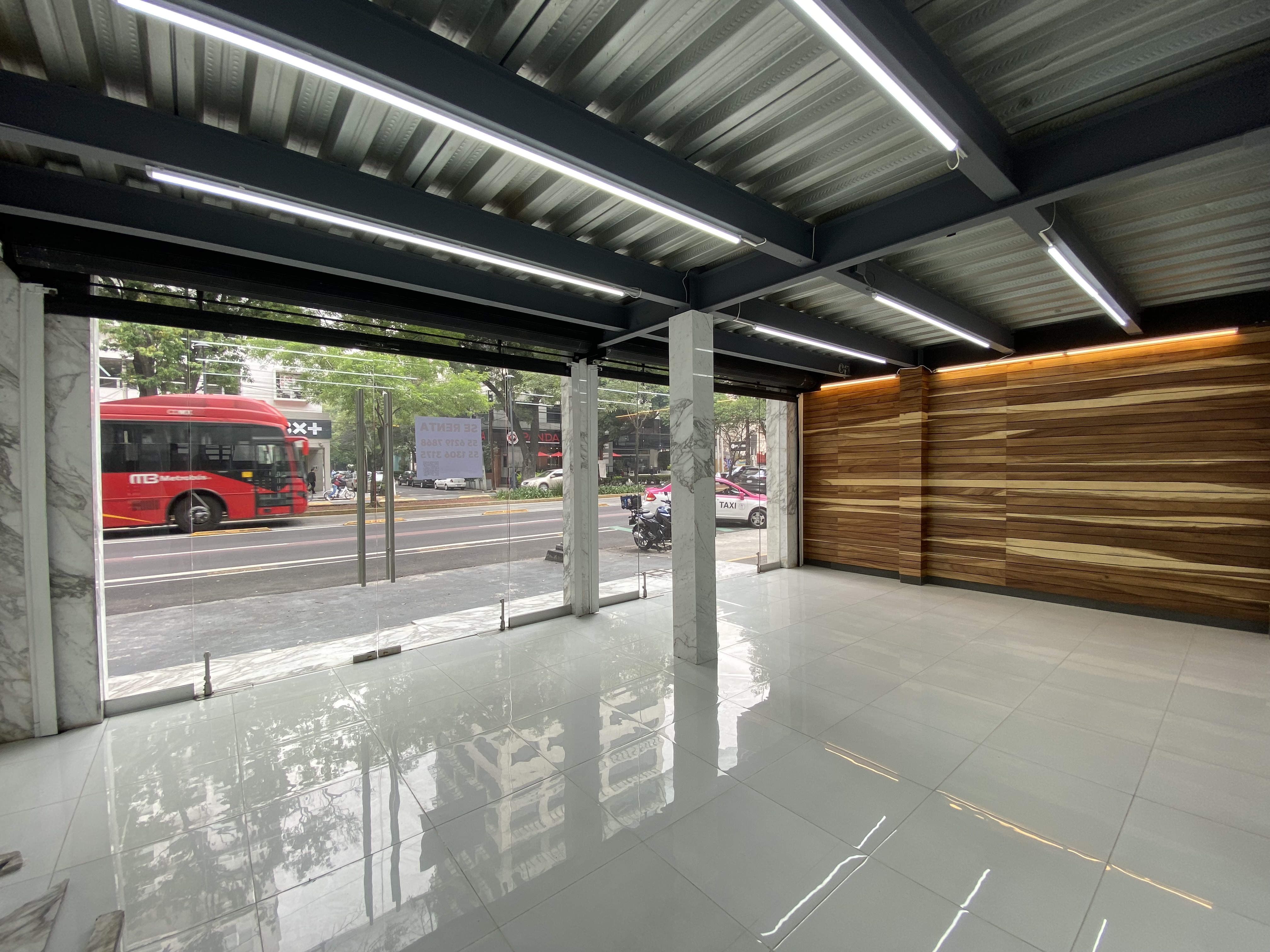 Increíble espacio comercial sobre una de las avenidas más transitadas de la CDMX.
Espacio de 580m2 distribuidos en planta baja y dos niveles con cancelaría de piso a techo que permite una excelente iluminación natural, doble acceso al edificio y espacio de estacionamiento para dos coches. Acabados de lujo en mármol italiano