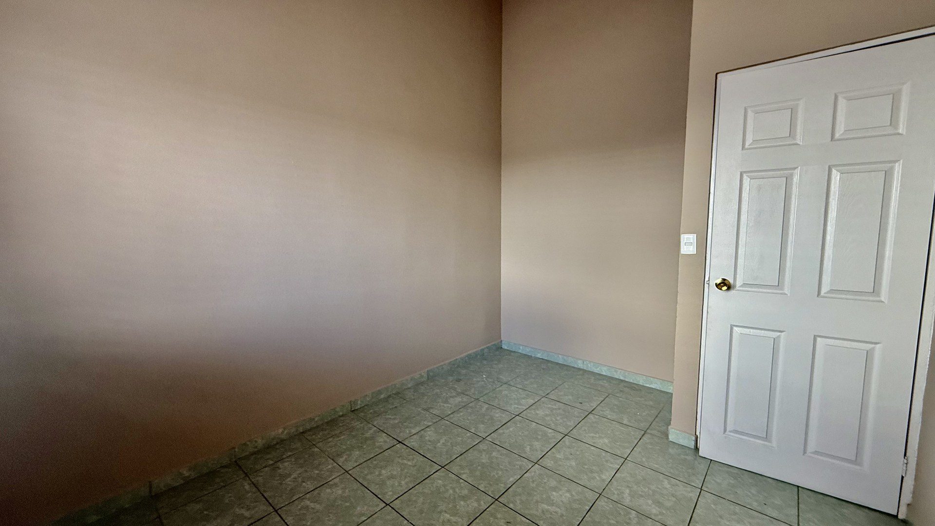 La casa se encuentra dentro de la Privada Tulum en Santa Fe, una zona con acceso inmediato a centros comerciales, parques y escuelas de alta calidad, PRECIO: $ 160,000 Dlls
Características de la Casa:
Distribución en 2 niveles.
1 baño completo y medio baño. Cocina integral. Sala y comedor. Terraza, ideal para colocar una sala de patio y un asador. Boiler y ventiladores de techo incluidos. Estacionamiento techado para 2 automóviles. Agenda tu cita hoy mismo!
Christian@primerobr.com
664-356-1143