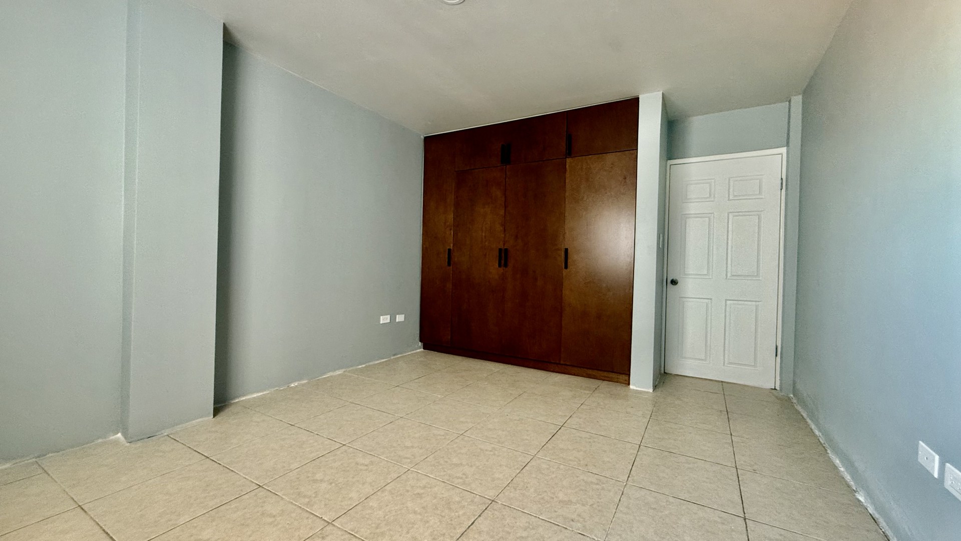 Departamento en Renta en Playas de Tijuana
Su ubicación estratégica te brinda cercanía a centros comerciales, escuelas y áreas recreativas, además de la tranquilidad de vivir en una de las mejores zonas de la ciudad-
Descripción del departamento:
• Recámaras: 3, todas con closets.
• Baños: 2 completos.
• Cocina: Totalmente nueva y moderna.
• Área de lavado: Incluida para mayor comodidad.
Ubicación:
• Piso: Tercer nivel con acceso a través de elevador.
Extras:
• Pet Friendly
Christian Ontiveros