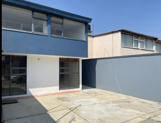 Excelente oportunidad para adquirir casa en una de las colonias más buscadas en Metepec. En privada con portón eléctrico. Cerca de la parroquia de casa blanca.