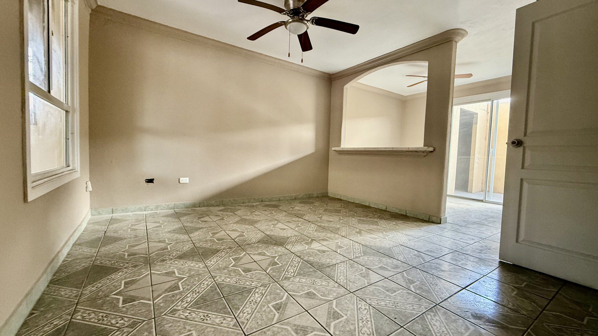 La casa se encuentra dentro de la Privada Tulum en Santa Fe, una zona con acceso inmediato a centros comerciales, parques y escuelas de alta calidad, PRECIO: $ 160,000 Dlls
Características de la Casa:
Distribución en 2 niveles.
1 baño completo y medio baño. Cocina integral. Sala y comedor. Terraza, ideal para colocar una sala de patio y un asador. Boiler y ventiladores de techo incluidos. Estacionamiento techado para 2 automóviles. Agenda tu cita hoy mismo!
Christian@primerobr.com
664-356-1143