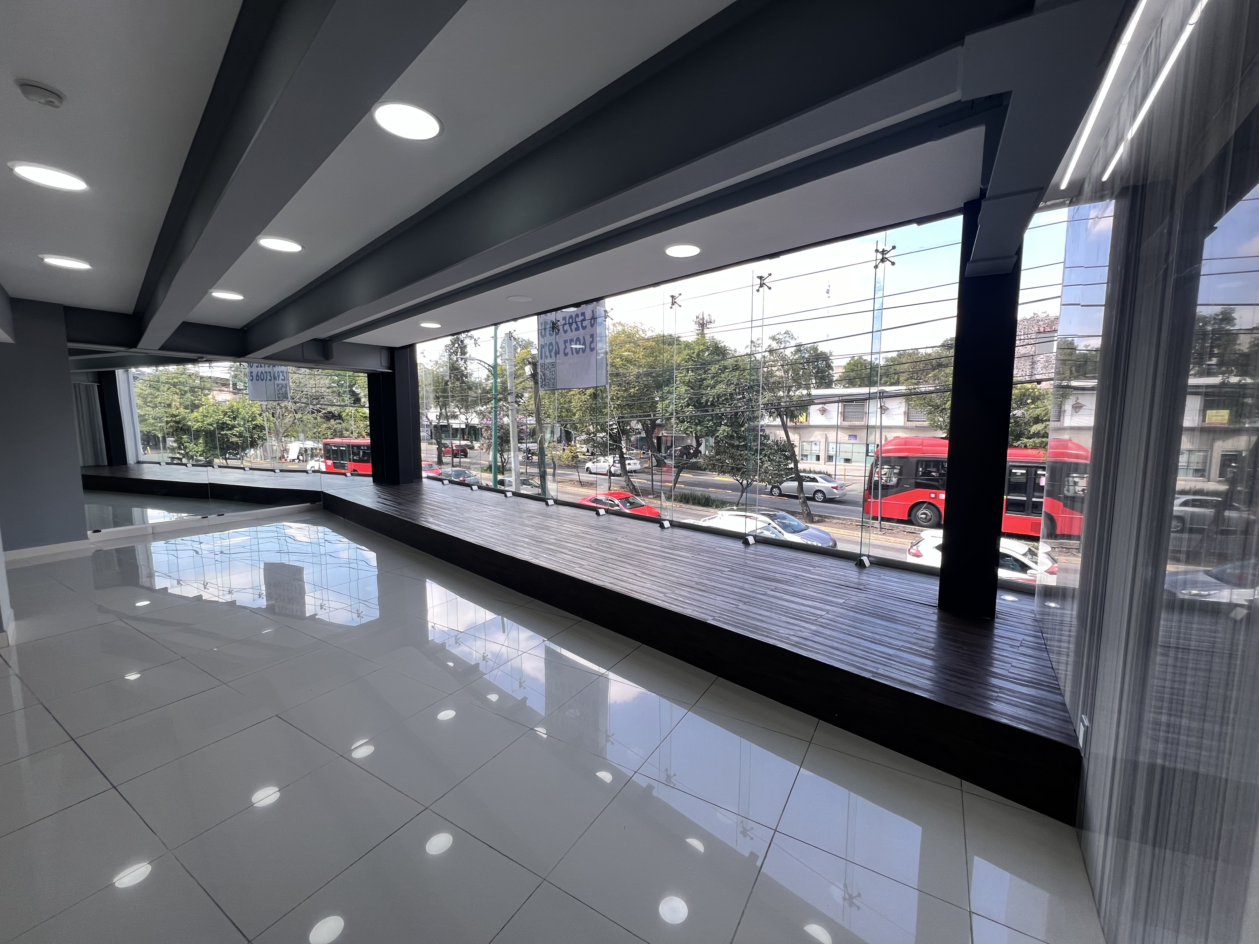 Increíble edificio comercial de 790m2 distribuidos en planta baja y tres niveles con gran amplitud en cada uno de los pisos, cuenta con dos medios baños completamente nuevos, terraza al aire libre con increíble vista y espacio de estacionamiento frente al edificio.