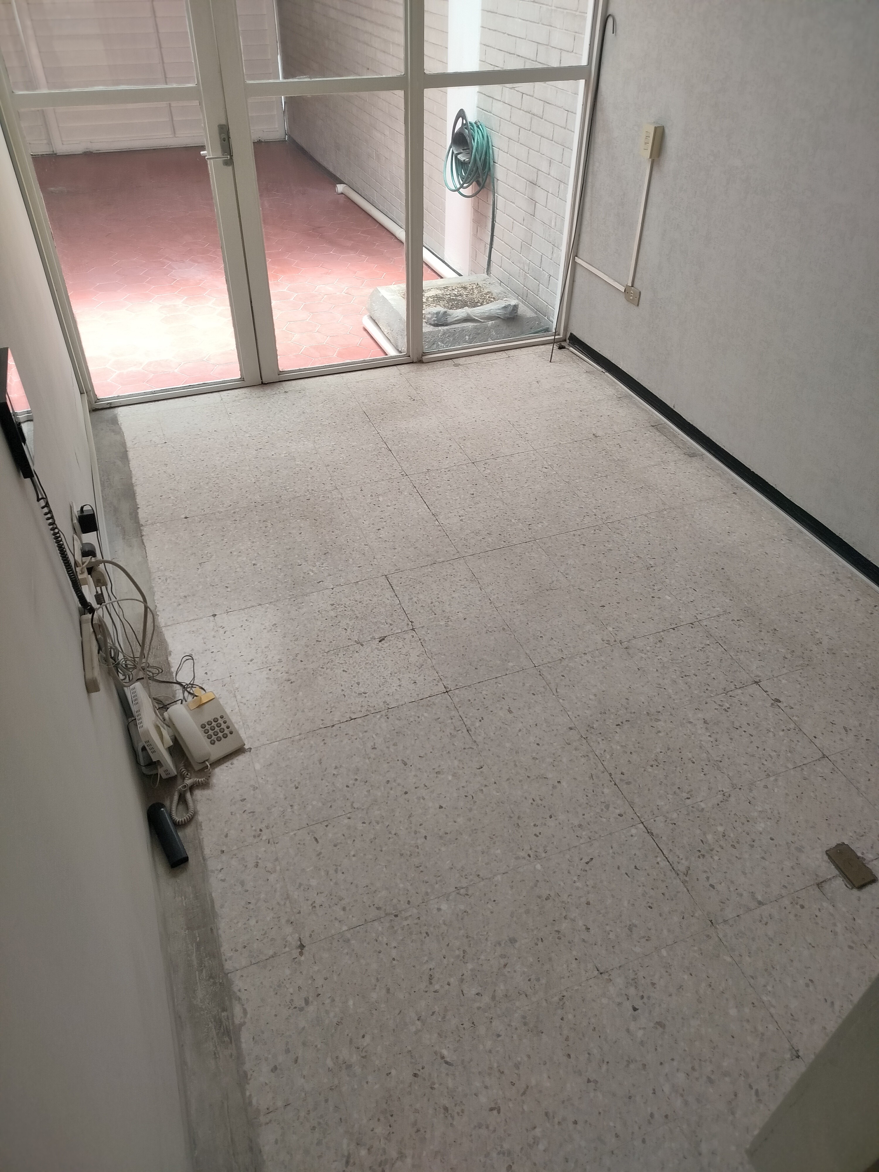 Excelente tanto para casa habitación o comercio, SPA, Clínica de Rehabilitación, Consultorio, Oficinas.
Tiene alberca techada con policarbonato, funcionando con filtros y caldera.
La casa cuenta en planta baja con:
cochera techada para 2 automóviles, Sala comedor, cocina con cocina integral, 1 recámara, baño completo y despacho.
En planta alta:
Tiene 2 recámaras amplias con closets, terraza y baño completo.
En la azotea tiene roofgarden con asador, cuarto de lavado y cuarto de servicio baño