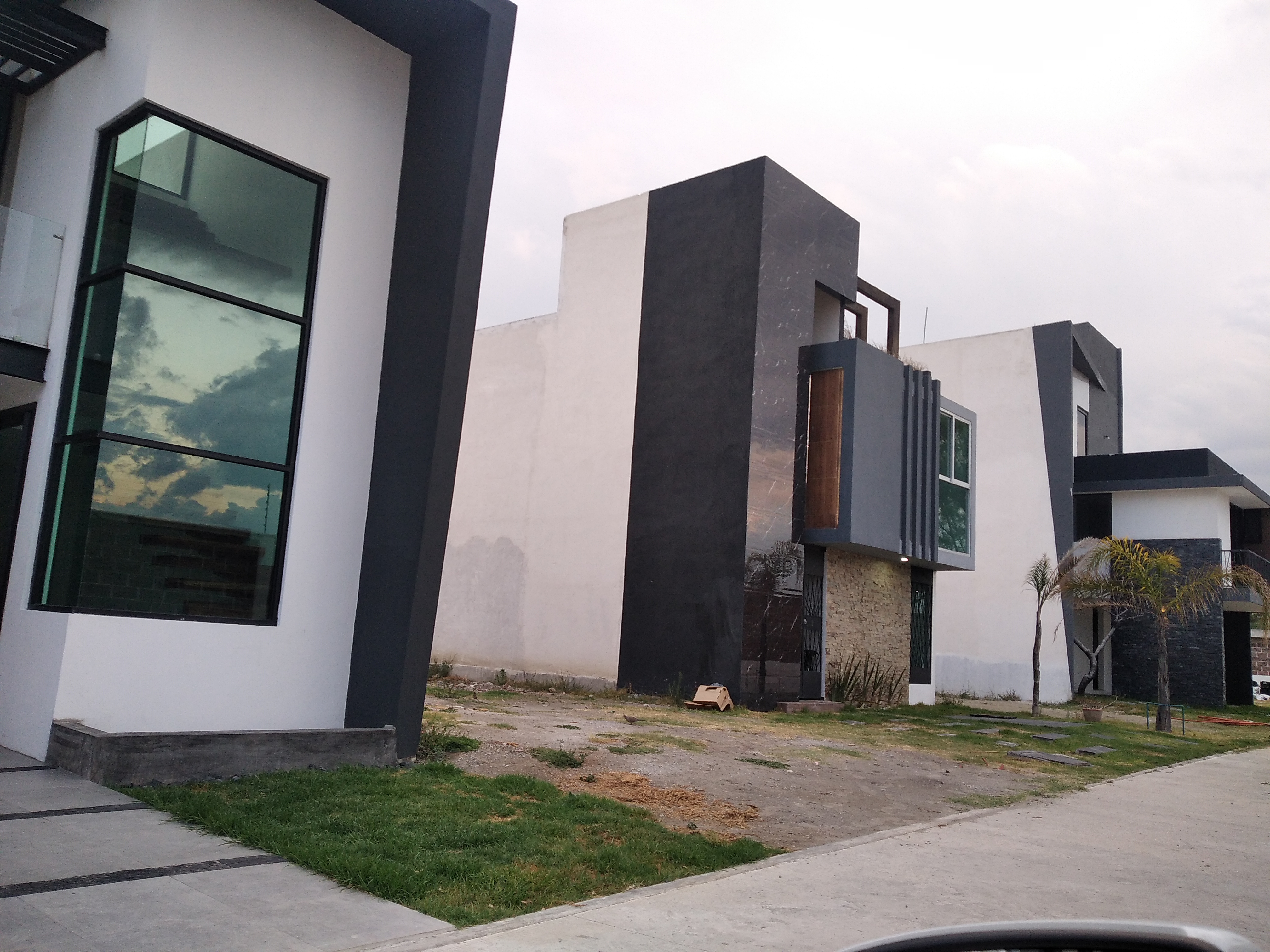 TERRENO UBICADO EN CONJUNTO PEQUEÑO CERRADO CON PORTÓN ELÉCTRICO.
CONTACTO 2221767909
CONJUNTO PEQUEÑO DE 8 PROPIEDADES, CON CONSTRUCCIONES NUEVAS DE
EXCELENTE NIVEL .
IDEAL PARA QUIEN DESEA CONSTRUIR CASA DE NIVEL RESIDENCIAL, EN ZONA CON ALTA PLUSVALÍA..
SE ENCUENTRA CERCA DE ESCUELAS COMO COLEGIO LE BRET, UNION MONTESSORI, INSTITUTO MEXICO, INSTITUTO
MADERO, UDLAP.
ACCESO A DIFERENTES VÍAS DE COMUNICACIÓN: ANTIGUO CAMINO A MORILLOTLA, CAMINO REAL A
CHOLULA, PERIFÉRICO.
ZONA MUY AGRADABLE Y CON ALTA PLUSVALÍA.