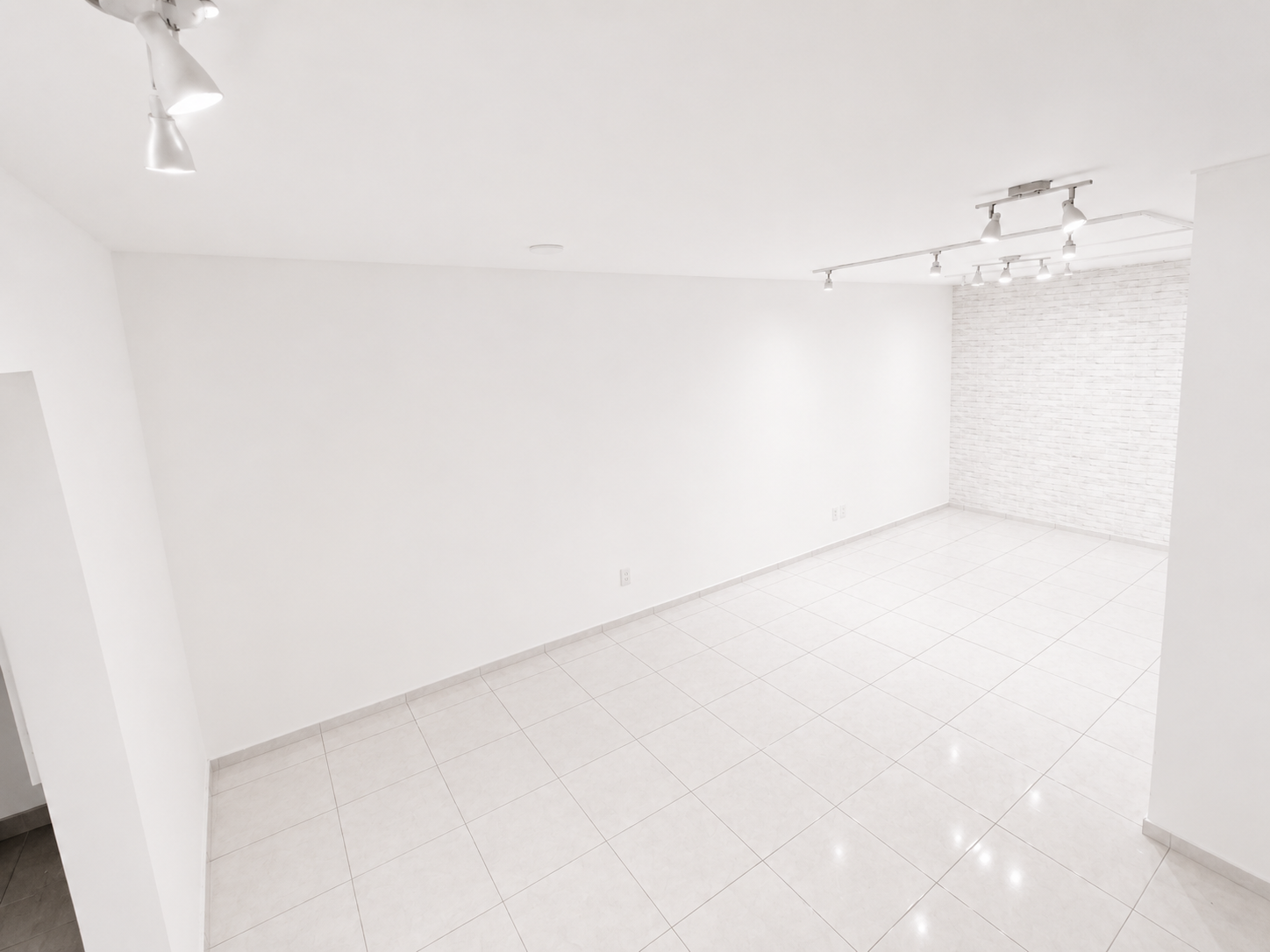 *PRECIO RENTA $40 K.
MANTENIMIENTO: $2,000.00

Descripción:
*CASA VERTICAL.
*SALA / ESTANCIA.
*COMEDOR.
*COCINA CON COCINA INTEGRAL.
*AREA DE LAVADO.
*4 RECAMARAS.
*3 ½ BAÑOS
*2 CAJONES DE ESTACIONAMIENTO.
*CUARTO DE SERVICIO.
*TERRAZA SEMI TECHADA.
*VIGILANCIA 24 HRS.
*CONSTRUCCIÓN 153 M².