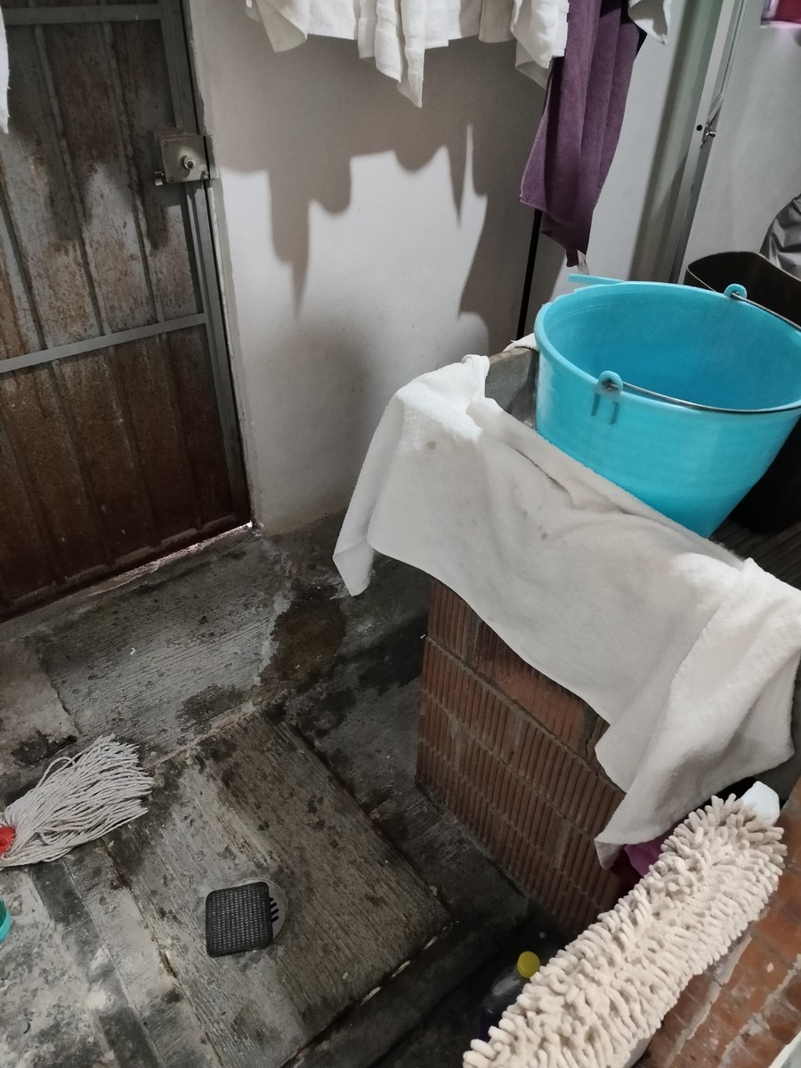 Fraccionamiento con vigilancia privada 24 horas y acceso restringido, con 3500 metros de áreas verdes para uso exclusivo de los habitantes del fraccionamiento.
Es una casa en Esquina tiene 2 recámaras, sala comedor, cocina ampliada, zotehuela, espacio para medio baño en PB, Baño completo arriba, cochera para 1 auto y área de lavado, tiene el uso exclusivo de un extra de terreno el cual no entra en escrituras pero se usa como patio de la casa.
Tiene cisterna con bomba y gas natural.