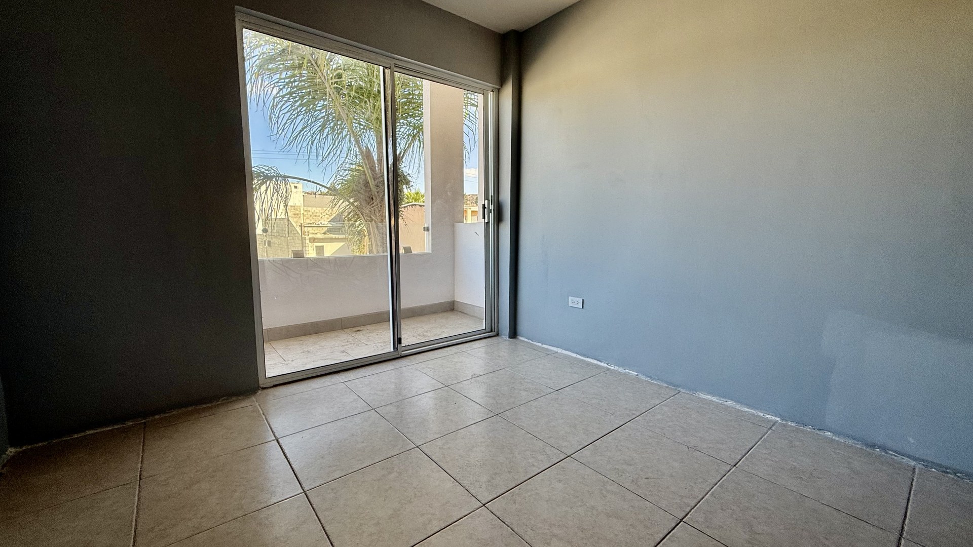 Departamento en Renta en Playas de Tijuana
Su ubicación estratégica te brinda cercanía a centros comerciales, escuelas y áreas recreativas, además de la tranquilidad de vivir en una de las mejores zonas de la ciudad-
Descripción del departamento:
• Recámaras: 3, todas con closets.
• Baños: 2 completos.
• Cocina: Totalmente nueva y moderna.
• Área de lavado: Incluida para mayor comodidad.
Ubicación:
• Piso: Tercer nivel con acceso a través de elevador.
Extras:
• Pet Friendly
Christian Ontiveros