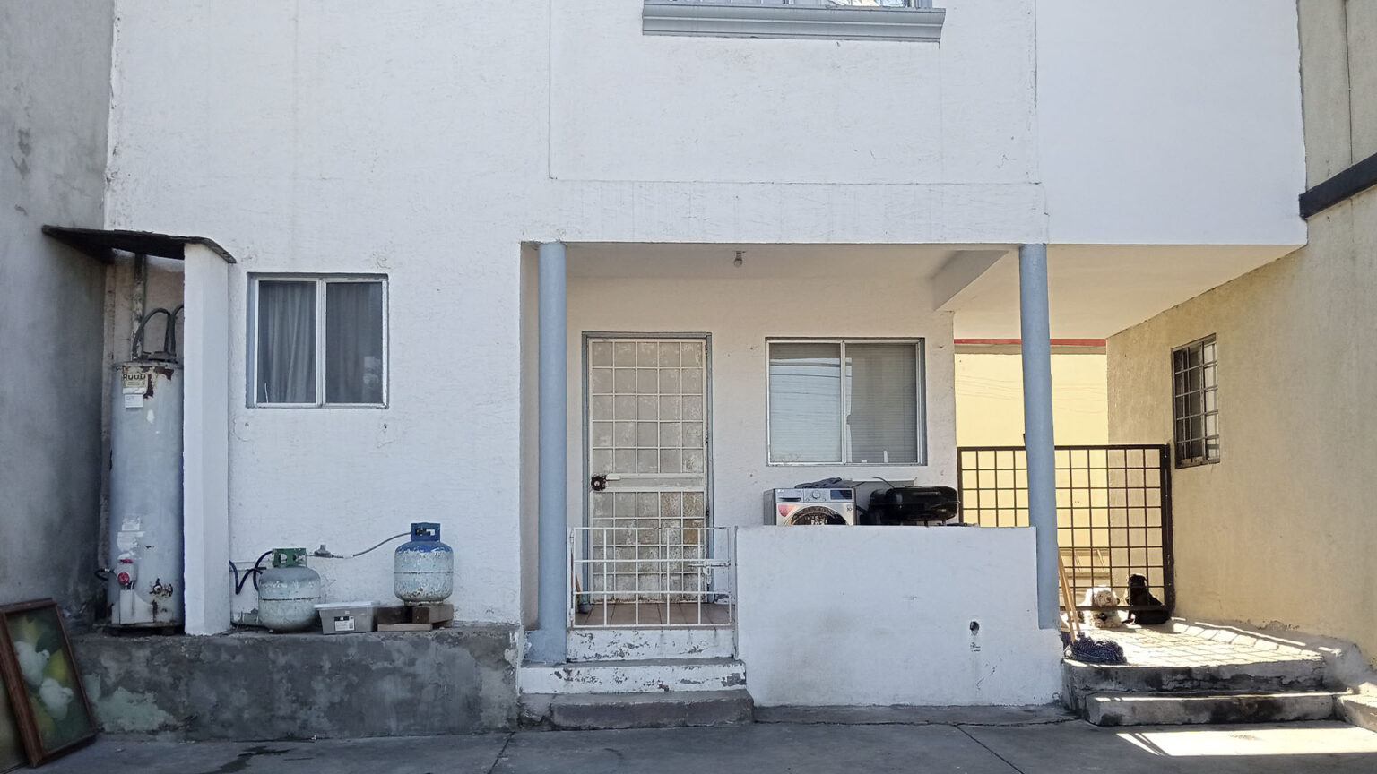 Casas en Venta en Colonia Obrera
Propiedad en venta con dos casas con una ubicación privilegiada, a una cuadra de Calimax del Rubí y el Libramiento Sur, con acceso rápido a principales vialidades.
Venta USD $360,000 dlls