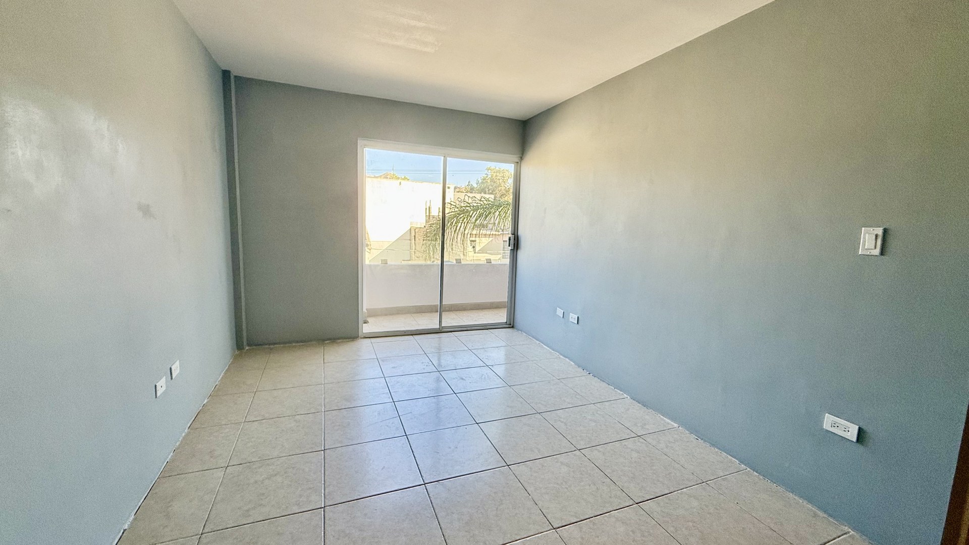 Departamento en Renta en Playas de Tijuana
Su ubicación estratégica te brinda cercanía a centros comerciales, escuelas y áreas recreativas, además de la tranquilidad de vivir en una de las mejores zonas de la ciudad-
Descripción del departamento:
• Recámaras: 3, todas con closets.
• Baños: 2 completos.
• Cocina: Totalmente nueva y moderna.
• Área de lavado: Incluida para mayor comodidad.
Ubicación:
• Piso: Tercer nivel con acceso a través de elevador.
Extras:
• Pet Friendly
Christian Ontiveros