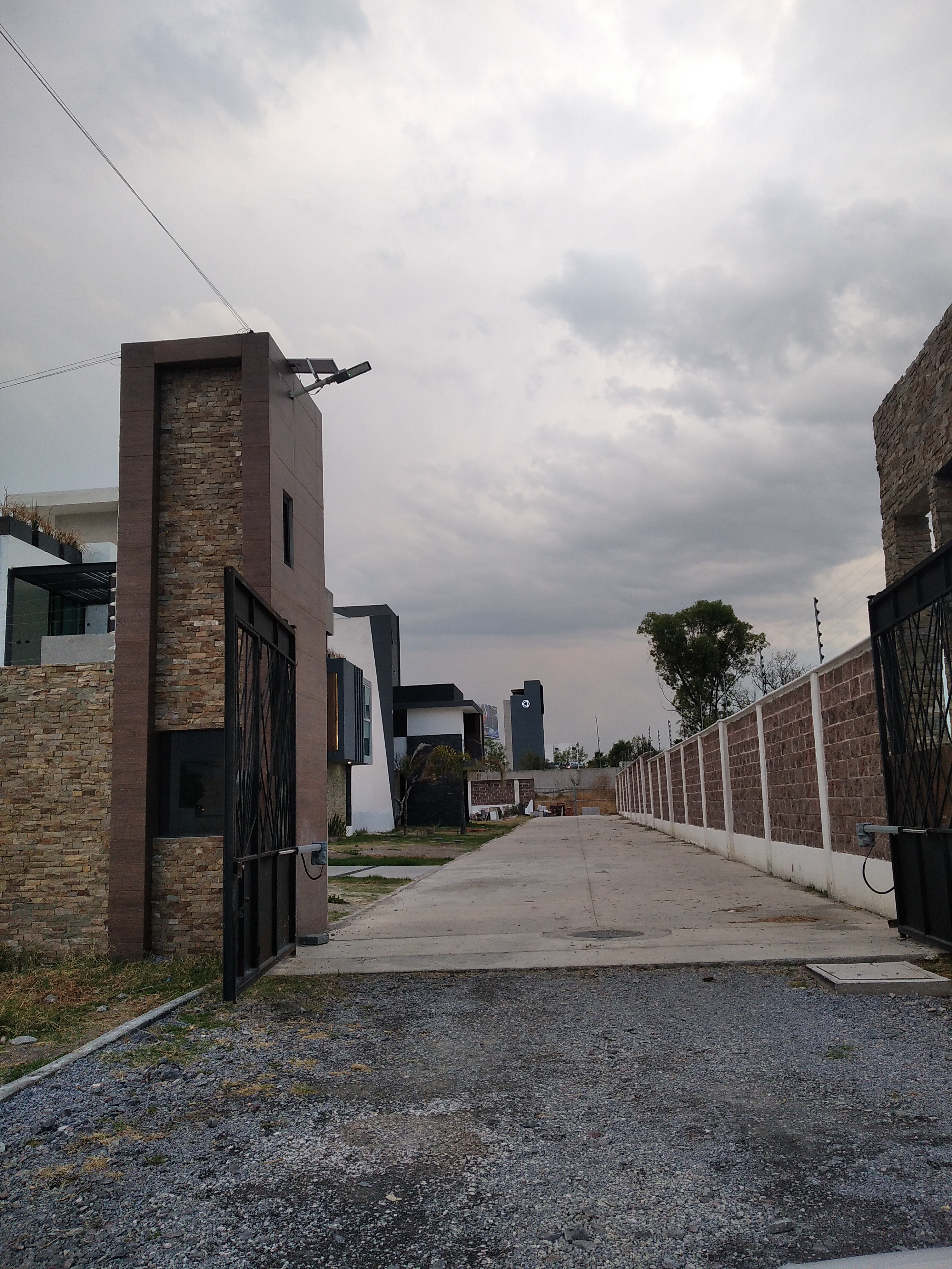 TERRENO UBICADO EN CONJUNTO PEQUEÑO CERRADO CON PORTÓN ELÉCTRICO.
CONTACTO 2221767909
CONJUNTO PEQUEÑO DE 8 PROPIEDADES, CON CONSTRUCCIONES NUEVAS DE
EXCELENTE NIVEL .
IDEAL PARA QUIEN DESEA CONSTRUIR CASA DE NIVEL RESIDENCIAL, EN ZONA CON ALTA PLUSVALÍA..
SE ENCUENTRA CERCA DE ESCUELAS COMO COLEGIO LE BRET, UNION MONTESSORI, INSTITUTO MEXICO, INSTITUTO
MADERO, UDLAP.
ACCESO A DIFERENTES VÍAS DE COMUNICACIÓN: ANTIGUO CAMINO A MORILLOTLA, CAMINO REAL A
CHOLULA, PERIFÉRICO.
ZONA MUY AGRADABLE Y CON ALTA PLUSVALÍA.