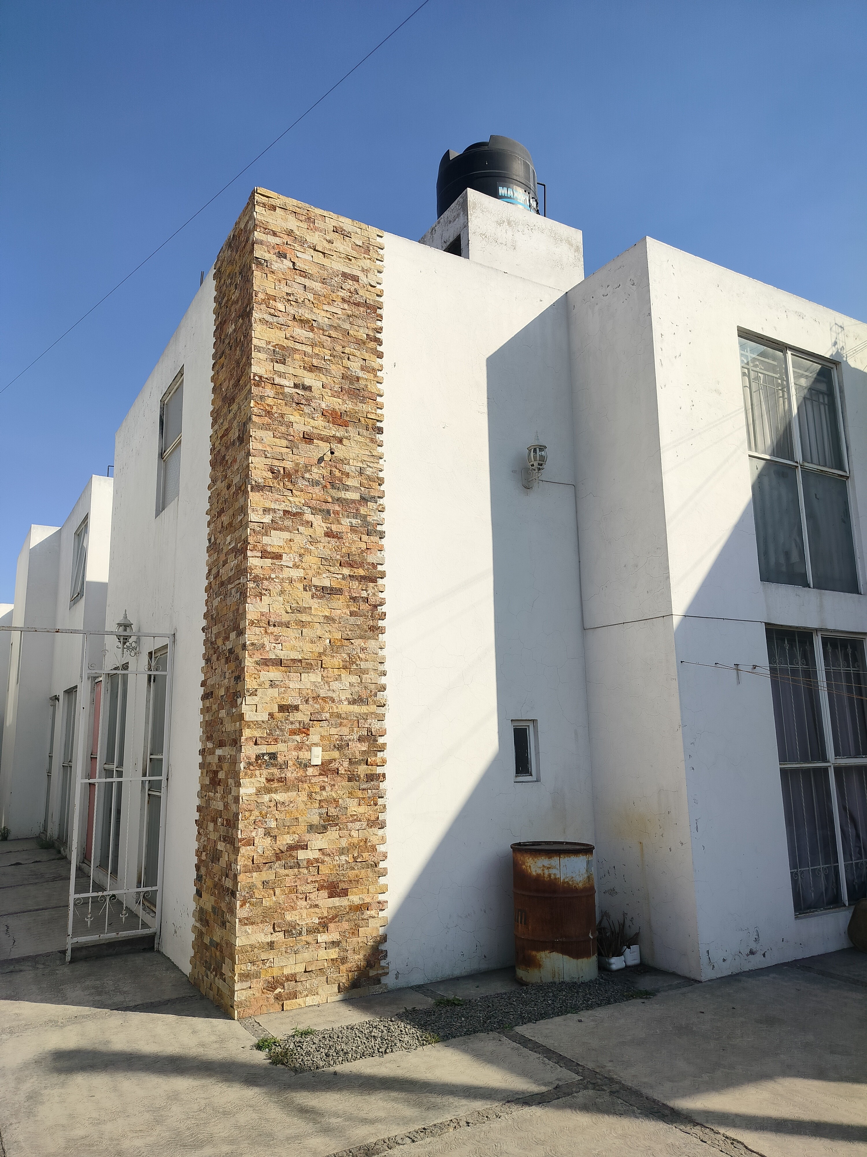 Se encuentra atrás de la UNIPUEBLA, cerca del Coppel Guadalupe y cerca del centro comercial centro sur.

En planta baja cuenta con sala, comedor, cocina amplia con alacena grande le cabe desayunador, tiene medio baño, zotehuela, cochera para 1 auto y cisterna.

En planta Alta tiene 2 recámaras de muy buen tamaño con closets grandes, baño completo amplio.

Se puede ampliar la casa para hacerle un piso más con 2 recámaras grandes.
Aceptamos cualquier crédito.