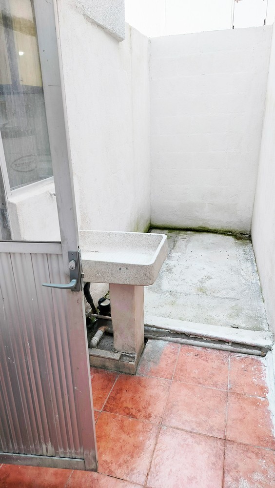 Tiene 3 recámaras con closet, la principal con baño completo y otro baño completo para las demás recámaras, sala-comedor, cocina con cocineta y alacena, medio baño, zotehuela ampliada, cochera para 2 autos.
Está remodelada, tiene puertas nuevas, pintura nueva, closets nuevos, cocineta nueva, muebles de baño nuevos, se pintó en exterior e interior y se impermeabilizó con carpeta asfáltica la azotea.
Lo mejor es el precio $1,590,000 pesos en la zona es difícil encontrar casa de este rango