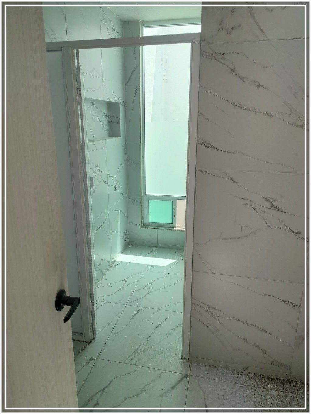 Vendo Residencia Nueva de Arquitectura única En Puebla
$3,200,000
Estrena esta hermosa residencia de diseño arquitectónico único, que desde su facha refleja la singularidad y belleza que solo una propiedad así te entrega, aparte de su imponente diseño, también maximiza espacios que harán que tu familia disfrute cada uno de ellos, maximizando tu inversión en esta excelente propiedad.
Se encuentra en fraccionamiento Residencial cerrado con vigilancia privada, cerca del periférico ecológico, en
