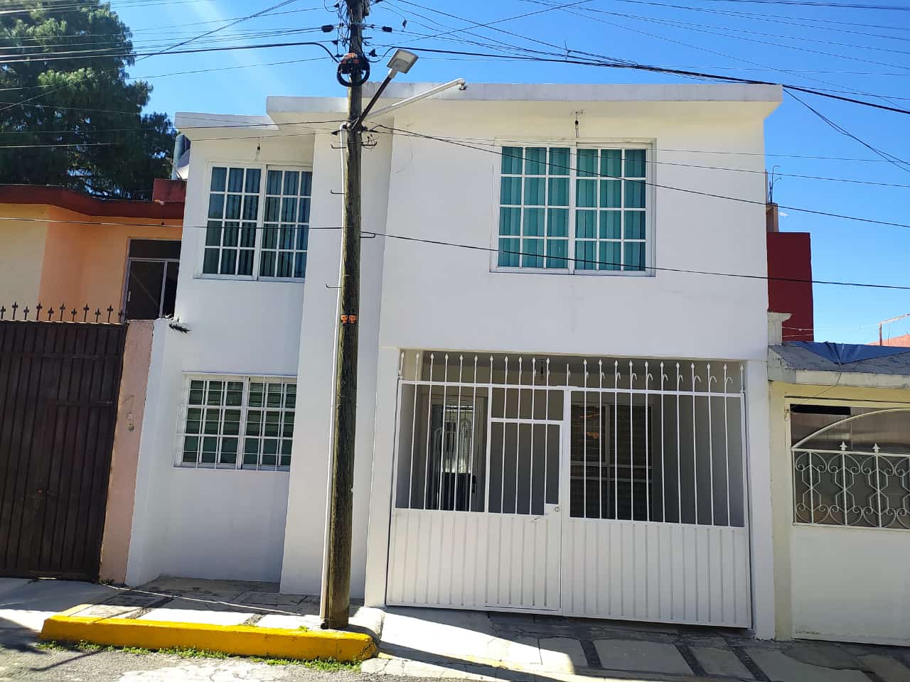 Casa amplia y con excelentes acabados.

Ubicación: 
Colonia Bosques de Colón, a 10 min de la Prepa No.5,  Toluca, Estado de México.

Cuenta con:
4 recamaras
2 baños completos
Garage para 1 auto
1 despacho
Cocina
Sala
Comedor
Cuarto para juegos
Patio de servicio.

Acabados: Loseta cerámica en toda la casa, closets en recamaras, la cocina apenas se coloco nueva, lista para habitar.

Se aceptan  créditos, si no cuenta con el con gusto se le tramita con la institución que mas le convenga.