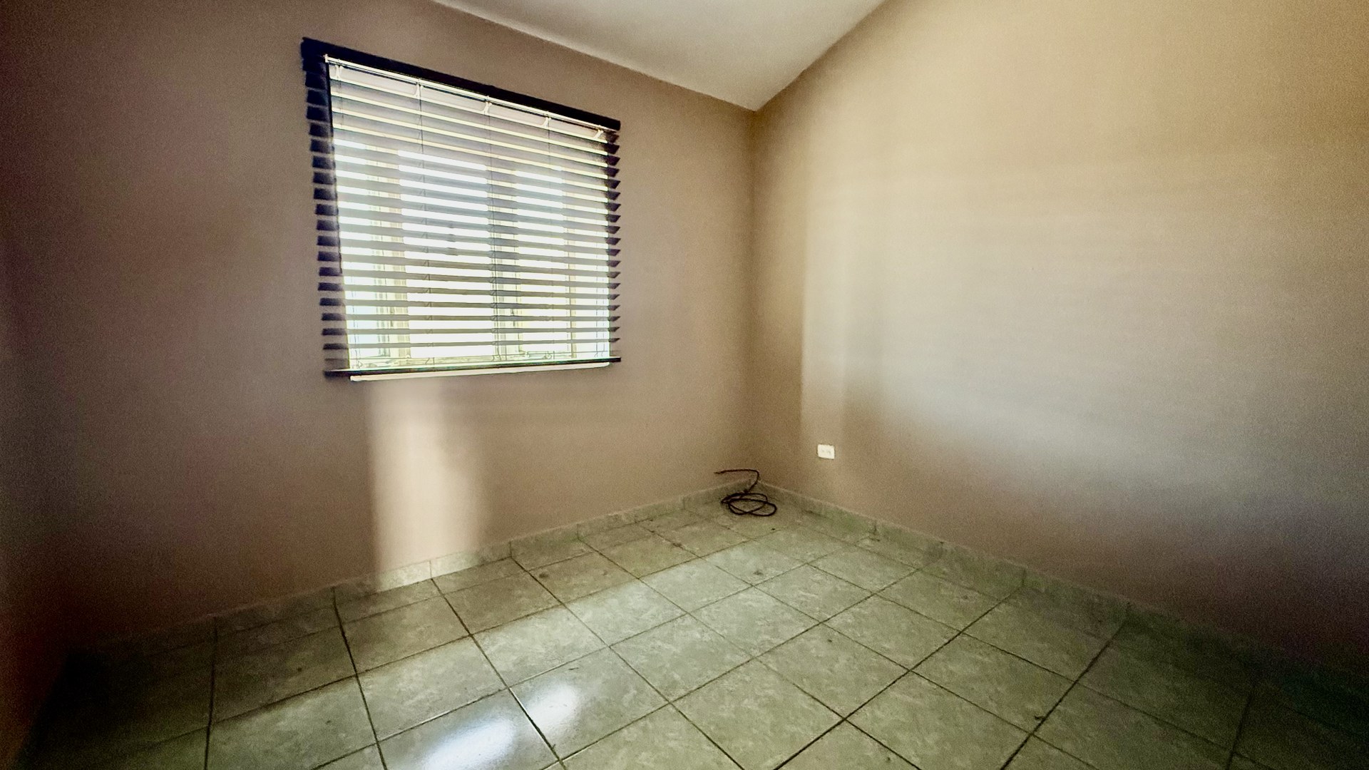 La casa se encuentra dentro de la Privada Tulum en Santa Fe, una zona con acceso inmediato a centros comerciales, parques y escuelas de alta calidad, PRECIO: $ 160,000 Dlls
Características de la Casa:
Distribución en 2 niveles.
1 baño completo y medio baño. Cocina integral. Sala y comedor. Terraza, ideal para colocar una sala de patio y un asador. Boiler y ventiladores de techo incluidos. Estacionamiento techado para 2 automóviles. Agenda tu cita hoy mismo!
Christian@primerobr.com
664-356-1143