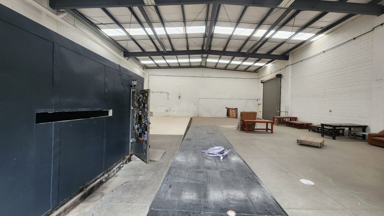 Bodega en Renta en La Gloria
Excelente oportunidad para empresas de logística, almacenamiento o distribución. Ubicada en una de las principales vías de Tijuana, esta bodega ofrece un espacio funcional y bien ubicado para el crecimiento de tu negocio. Aprovecha esta oportunidad para establecer o expandir tu negocio. Contáctanos para más información o para programar una visita.
Renta USD $4,000 dlls por mes