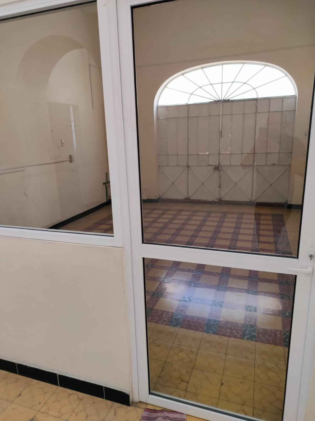 Tiene 338 metros de terreno y 320 de construcción en 1 solo nivel.
La construcción cuenta con varias habitaciones de diferentes medidas, recepción 4 privados, bodegas, patio central, cochera y local independiente.
Es una construcción antigua pero muy bien conservada ya que funcionaba como laboratorio de análisis clínicos.
Se muestra con cita cualquier día de la semana de lunes a domingo.