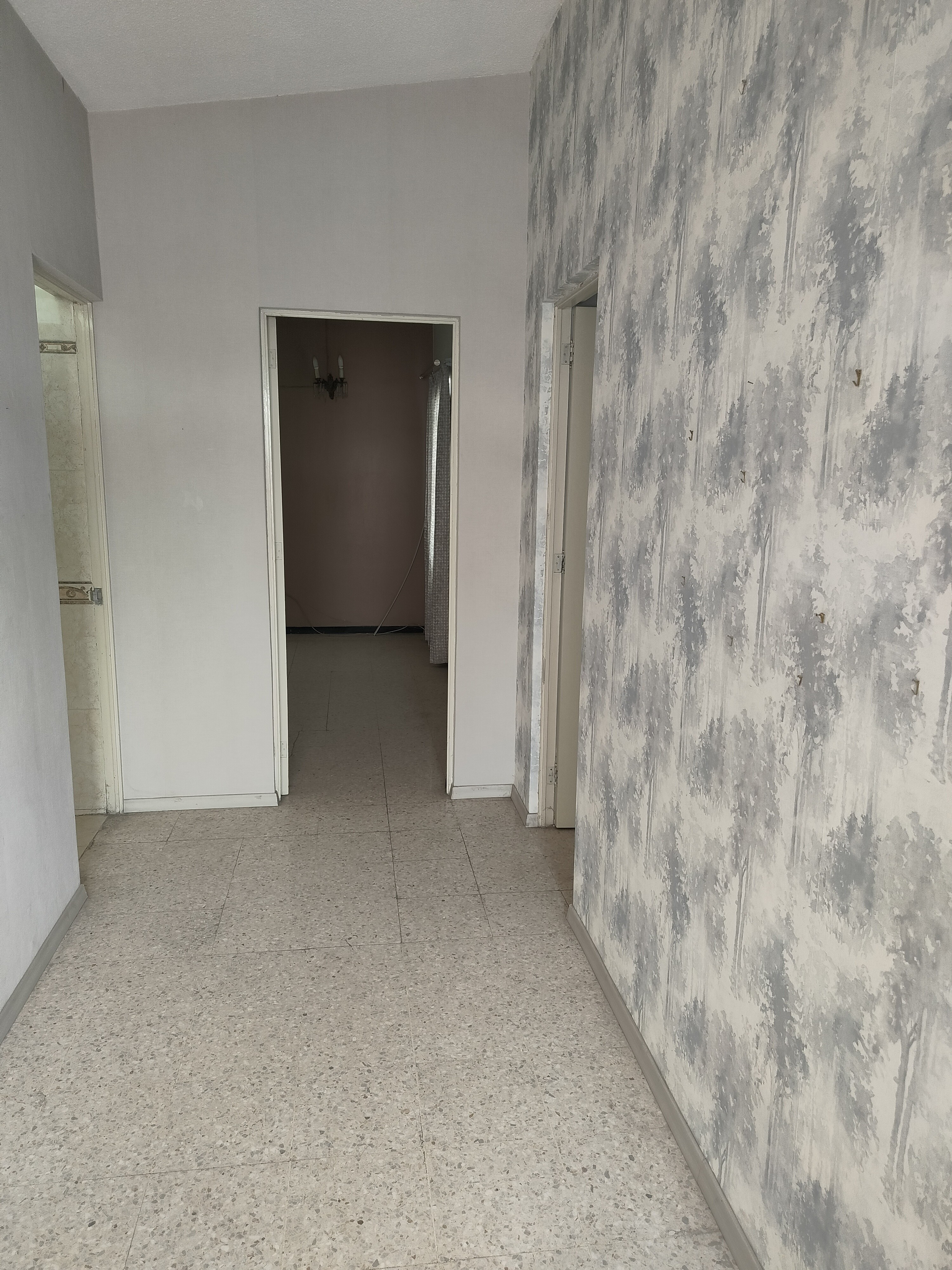 Excelente tanto para casa habitación o comercio, SPA, Clínica de Rehabilitación, Consultorio, Oficinas.
Tiene alberca techada con policarbonato, funcionando con filtros y caldera.
La casa cuenta en planta baja con:
cochera techada para 2 automóviles, Sala comedor, cocina con cocina integral, 1 recámara, baño completo y despacho.
En planta alta:
Tiene 2 recámaras amplias con closets, terraza y baño completo.
En la azotea tiene roofgarden con asador, cuarto de lavado y cuarto de servicio baño