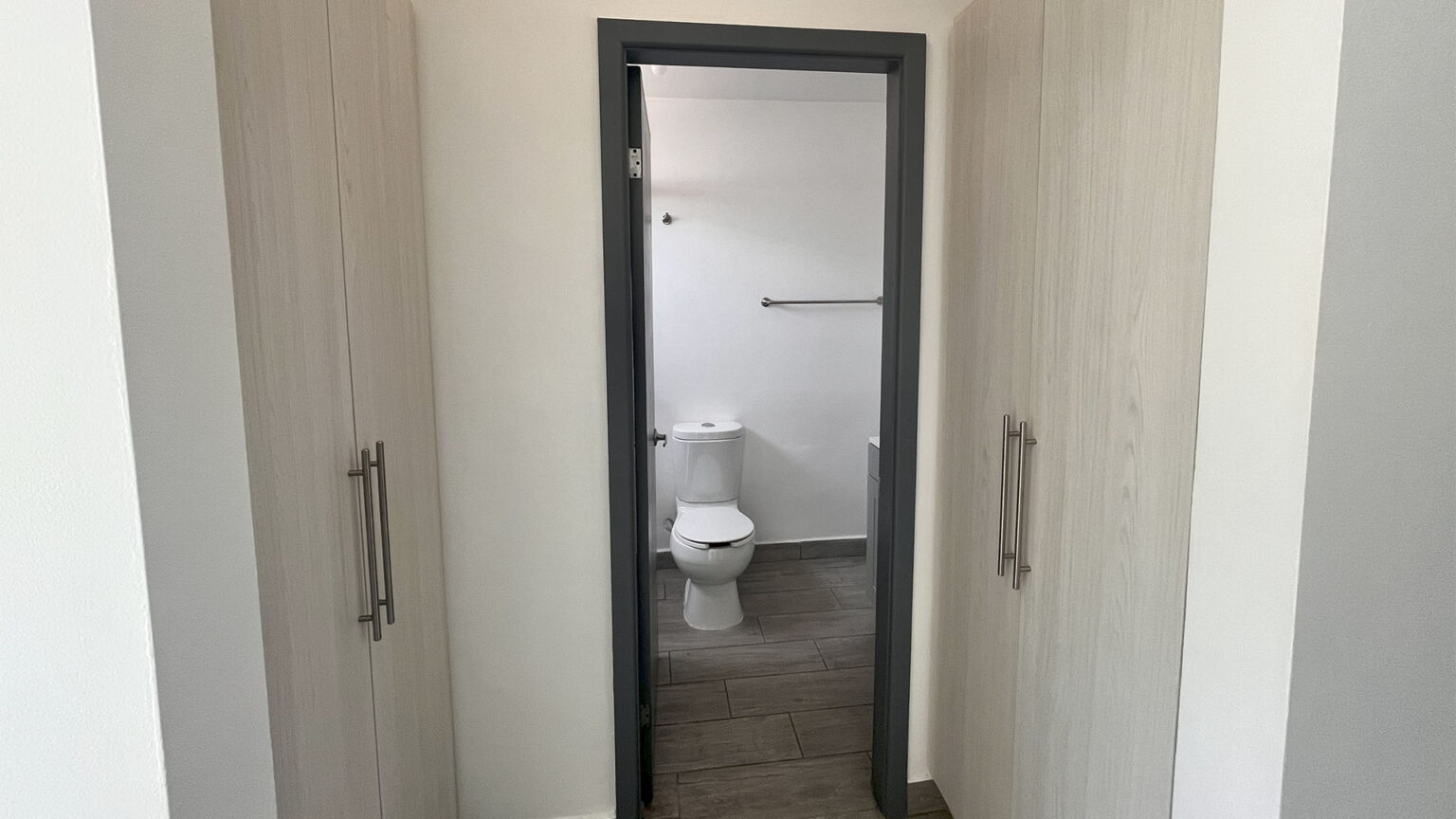 Casa en Venta en Coto Uno
Hermosa casa ubicada en un coto privado con excelentes amenidades, ideal para disfrutar en familia y vivir con seguridad y confort. Un hogar listo para disfrutar en un entorno seguro, tranquilo y con todo lo que tu familia necesita.
Características de la casa
• Sala y comedor amplios.
• Cocina funcional.
• Pequeña bodega bajo la escalera.
• ½ baño en planta baja.
• Patio trasero.
• Cuarto de lavado.
• Recámara principal con baño completo.
• 2 recámaras secundarias con baño compartido.
• Pasillo de servicio.
• Cochera para 2 autos + 1 espacio adicional en la calle.
Amenidades del coto
• Alberca y jacuzzi.
• Áreas verdes.
• Fogatero.
• Área de juegos infantiles.
Superficie
• Terreno: 223 m²
• Construcción: 114 m²
Solicita más información