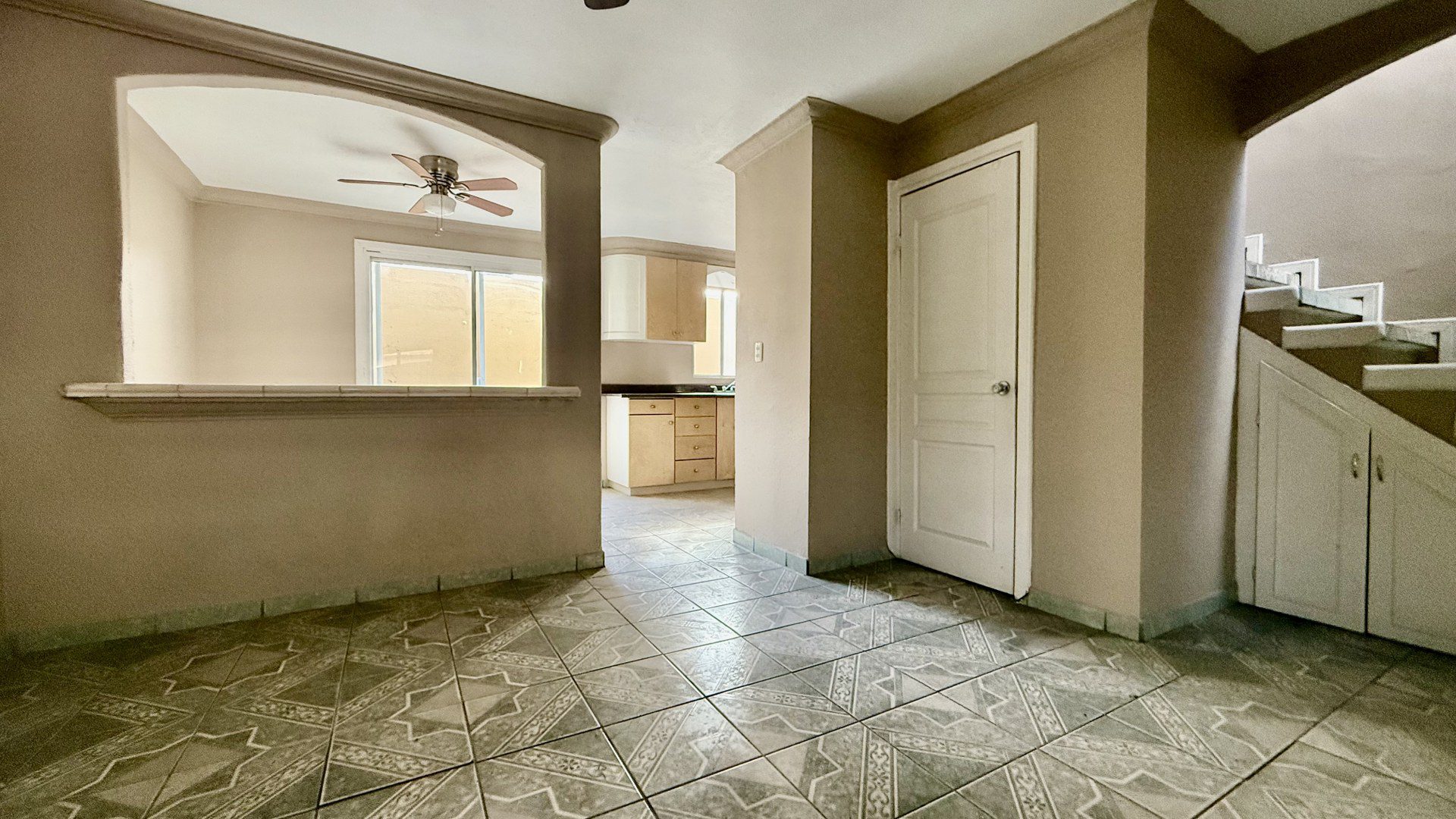 La casa se encuentra dentro de la Privada Tulum en Santa Fe, una zona con acceso inmediato a centros comerciales, parques y escuelas de alta calidad, PRECIO: $ 160,000 Dlls
Características de la Casa:
Distribución en 2 niveles.
1 baño completo y medio baño. Cocina integral. Sala y comedor. Terraza, ideal para colocar una sala de patio y un asador. Boiler y ventiladores de techo incluidos. Estacionamiento techado para 2 automóviles. Agenda tu cita hoy mismo!
Christian@primerobr.com
664-356-1143