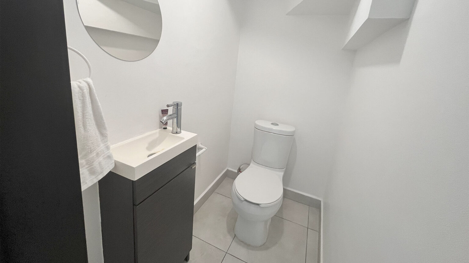 Casa en Venta en Coto Uno
Hermosa casa ubicada en un coto privado con excelentes amenidades, ideal para disfrutar en familia y vivir con seguridad y confort. Un hogar listo para disfrutar en un entorno seguro, tranquilo y con todo lo que tu familia necesita.
Características de la casa
• Sala y comedor amplios.
• Cocina funcional.
• Pequeña bodega bajo la escalera.
• ½ baño en planta baja.
• Patio trasero.
• Cuarto de lavado.
• Recámara principal con baño completo.
• 2 recámaras secundarias con baño compartido.
• Pasillo de servicio.
• Cochera para 2 autos + 1 espacio adicional en la calle.
Amenidades del coto
• Alberca y jacuzzi.
• Áreas verdes.
• Fogatero.
• Área de juegos infantiles.
Superficie
• Terreno: 223 m²
• Construcción: 114 m²
Solicita más información