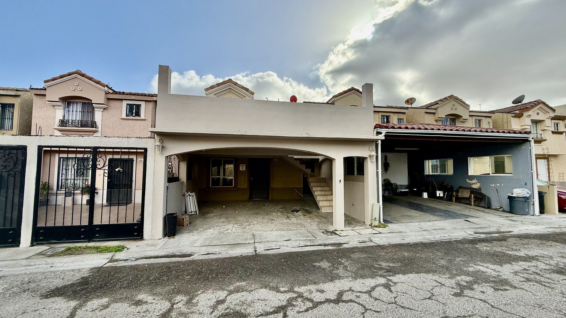 La casa se encuentra dentro de la Privada Tulum en Santa Fe, una zona con acceso inmediato a centros comerciales, parques y escuelas de alta calidad, PRECIO: $ 160,000 Dlls
Características de la Casa:
Distribución en 2 niveles.
1 baño completo y medio baño. Cocina integral. Sala y comedor. Terraza, ideal para colocar una sala de patio y un asador. Boiler y ventiladores de techo incluidos. Estacionamiento techado para 2 automóviles. Agenda tu cita hoy mismo!
Christian@primerobr.com
664-356-1143