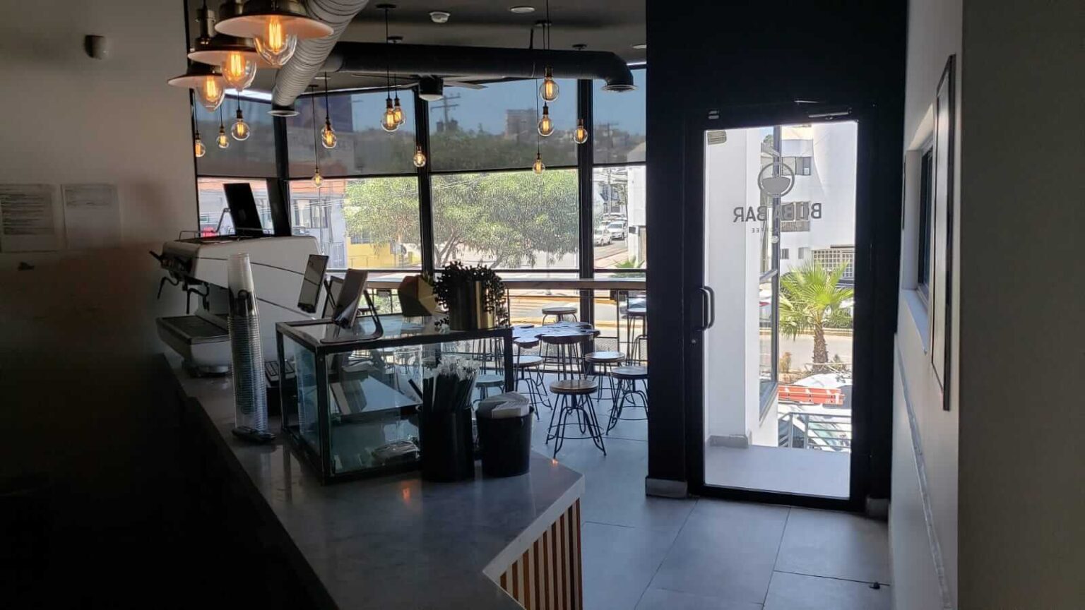Traspaso de Boba Bar Tijuana
Adquiere un negocio establecido con una ubicación privilegiada en el Blvd. de Las Américas, a espaldas del Colegio Instituto México. Bobabar Tijuana es una opción ideal para emprendedores interesados en un modelo de negocio probado y rentable. Con infraestructura de primera y una base de clientes fidelizados, este traspaso representa una excelente oportunidad de inversión.
Traspaso USD $115,000 dlls