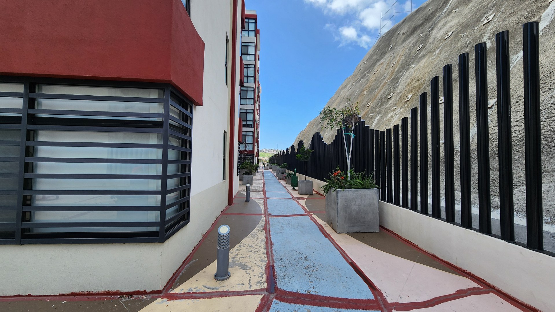 Departamento en Venta en Colinas de Chapultepec
Este amplio y moderno departamento te ofrece la oportunidad de vivir en una de las zonas más privilegiadas de Tijuana. Ubicado dentro de la Zona Dorada, disfrutarás de un entorno seguro, con excelente conectividad y acceso inmediato a escuelas, restaurantes, bares y comercios. Ideal para quienes buscan comodidad, seguridad y un estilo de vida práctico y bien ubicado.
Características
• Superficie de 105 m² en un solo nivel.
• 2 recámaras.
• 2 bañ