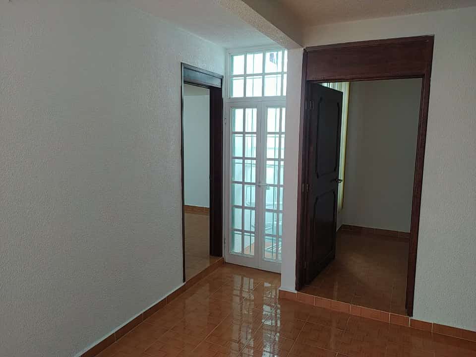 Casa amplia y con excelentes acabados.
Ubicación:
Colonia Bosques de Colón, a 10 min de la Prepa No.5, Toluca, Estado de México.
Cuenta con:
4 recamaras
2 baños completos
Garage para 1 auto
1 despacho
Cocina
Sala
Comedor
Cuarto para juegos
Patio de servicio.
Acabados: Loseta cerámica en toda la casa, closets en recamaras, la cocina apenas se coloco nueva, lista para habitar.
Se aceptan créditos, si no cuenta con el con gusto se le tramita con la institución que mas le convenga.