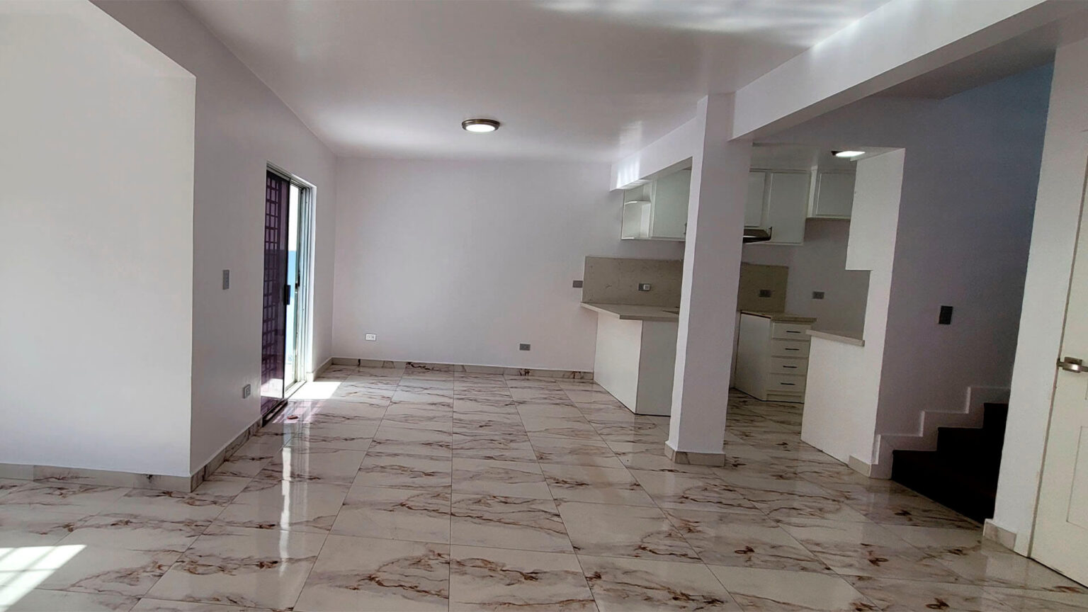 Casa en Renta en Altabrisa
Ubicada en una privada segura y rodeada de residencias de alto nivel, esta impecable propiedad ofrece comodidad y una ubicación privilegiada a minutos de UABC, Tecnológico de Tijuana y la Garita de Otay.
Renta USD $2,100 dlls por mes