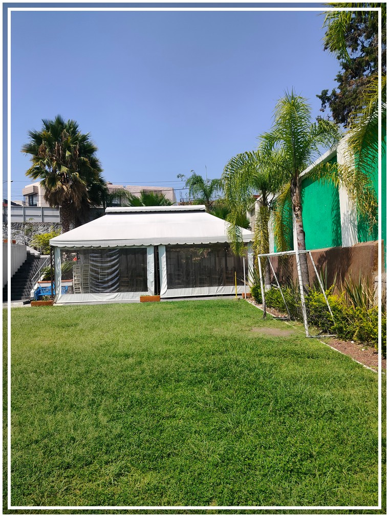 La propiedad en este momento funciona como jardín de eventos, por lo que tiene pergolados fijos, uno de 236 metros cuadrados y otro de 50 metros cuadrados, también cuenta con cocina equipada para eventos, baños para hombres y para mujeres, también tiene una bodega debajo de las escaleras y estacionamiento para 5 vehículos. pero con mucho espacio para estacionarse por ambos frentes incluso con la calle perpendicular que tiene al frente la propiedad.