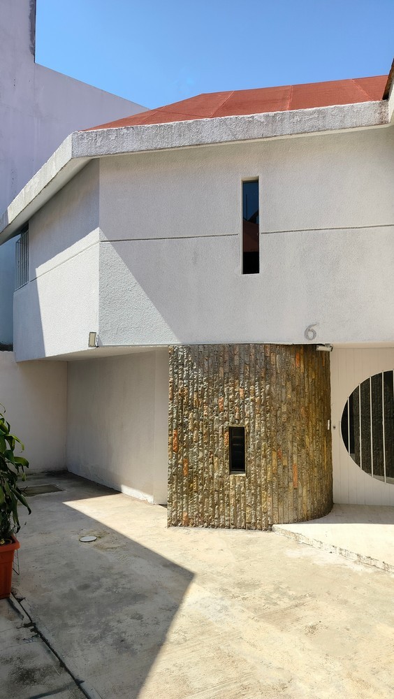 Tiene 3 recámaras con closet, la principal con baño completo y otro baño completo para las demás recámaras, sala-comedor, cocina con cocineta y alacena, medio baño, zotehuela ampliada, cochera para 2 autos.

Está remodelada, tiene puertas nuevas, pintura nueva, closets nuevos, cocineta nueva, muebles de baño nuevos, se pintó en exterior e interior y se impermeabilizó con carpeta asfáltica la azotea.

Lo mejor es el precio $1,590,000 pesos en la zona es difícil encontrar casa de este rango