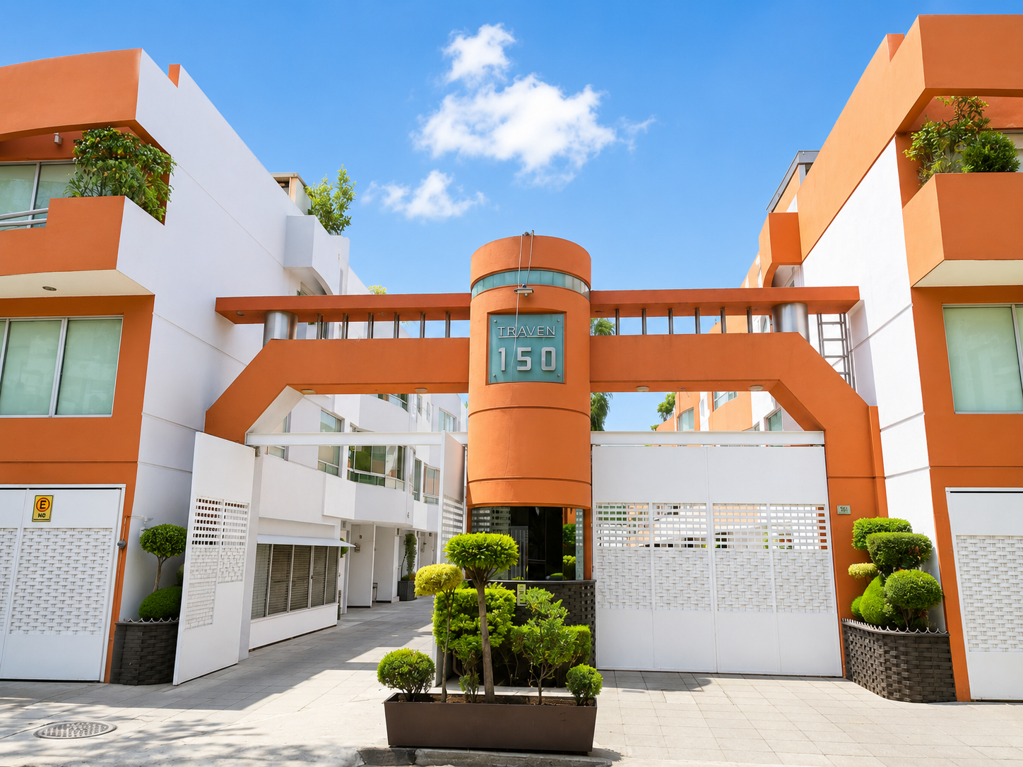 *PRECIO RENTA $40 K.
MANTENIMIENTO: $2,000.00

Descripción:
*CASA VERTICAL.
*SALA / ESTANCIA.
*COMEDOR.
*COCINA CON COCINA INTEGRAL.
*AREA DE LAVADO.
*4 RECAMARAS.
*3 ½ BAÑOS
*2 CAJONES DE ESTACIONAMIENTO.
*CUARTO DE SERVICIO.
*TERRAZA SEMI TECHADA.
*VIGILANCIA 24 HRS.
*CONSTRUCCIÓN 153 M².