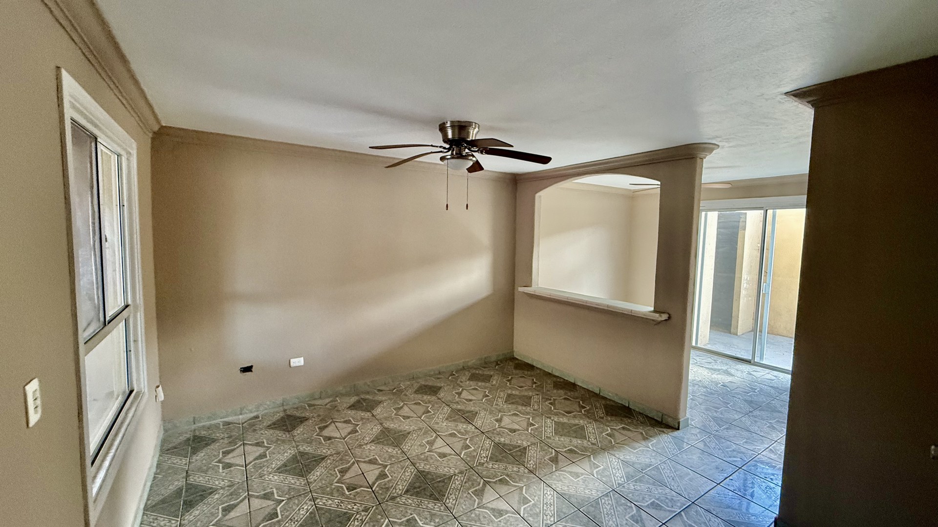 La casa se encuentra dentro de la Privada Tulum en Santa Fe, una zona con acceso inmediato a centros comerciales, parques y escuelas de alta calidad, PRECIO: $ 160,000 Dlls
Características de la Casa:
Distribución en 2 niveles.
1 baño completo y medio baño. Cocina integral. Sala y comedor. Terraza, ideal para colocar una sala de patio y un asador. Boiler y ventiladores de techo incluidos. Estacionamiento techado para 2 automóviles. Agenda tu cita hoy mismo!
Christian@primerobr.com
664-356-1143