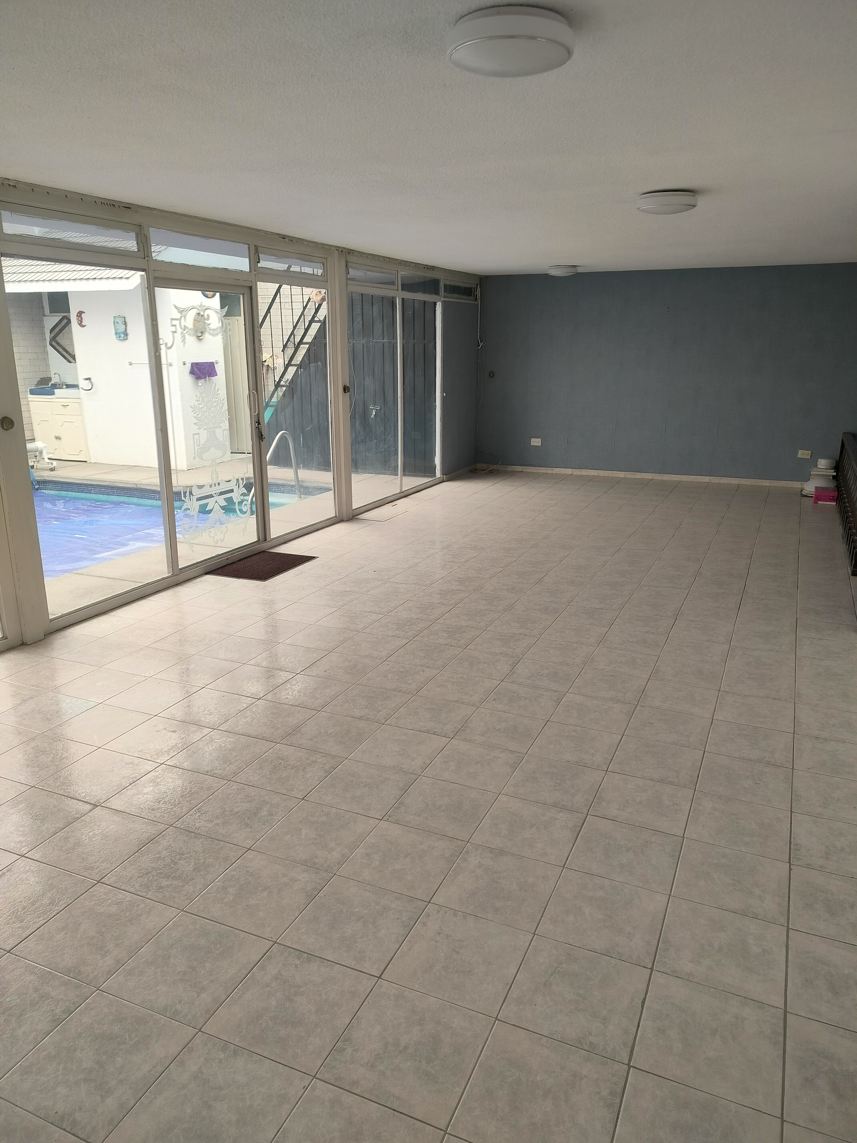 Excelente tanto para casa habitación o comercio, SPA, Clínica de Rehabilitación, Consultorio, Oficinas.
Tiene alberca techada con policarbonato, funcionando con filtros y caldera.
La casa cuenta en planta baja con:
cochera techada para 2 automóviles, Sala comedor, cocina con cocina integral, 1 recámara, baño completo y despacho.
En planta alta:
Tiene 2 recámaras amplias con closets, terraza y baño completo.
En la azotea tiene roofgarden con asador, cuarto de lavado y cuarto de servicio baño