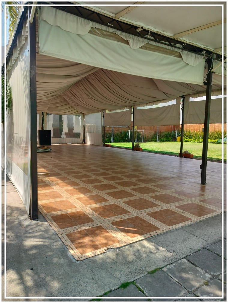 La propiedad en este momento funciona como jardín de eventos, por lo que tiene pergolados fijos, uno de 236 metros cuadrados y otro de 50 metros cuadrados, también cuenta con cocina equipada para eventos, baños para hombres y para mujeres, también tiene una bodega debajo de las escaleras y estacionamiento para 5 vehículos. pero con mucho espacio para estacionarse por ambos frentes incluso con la calle perpendicular que tiene al frente la propiedad.