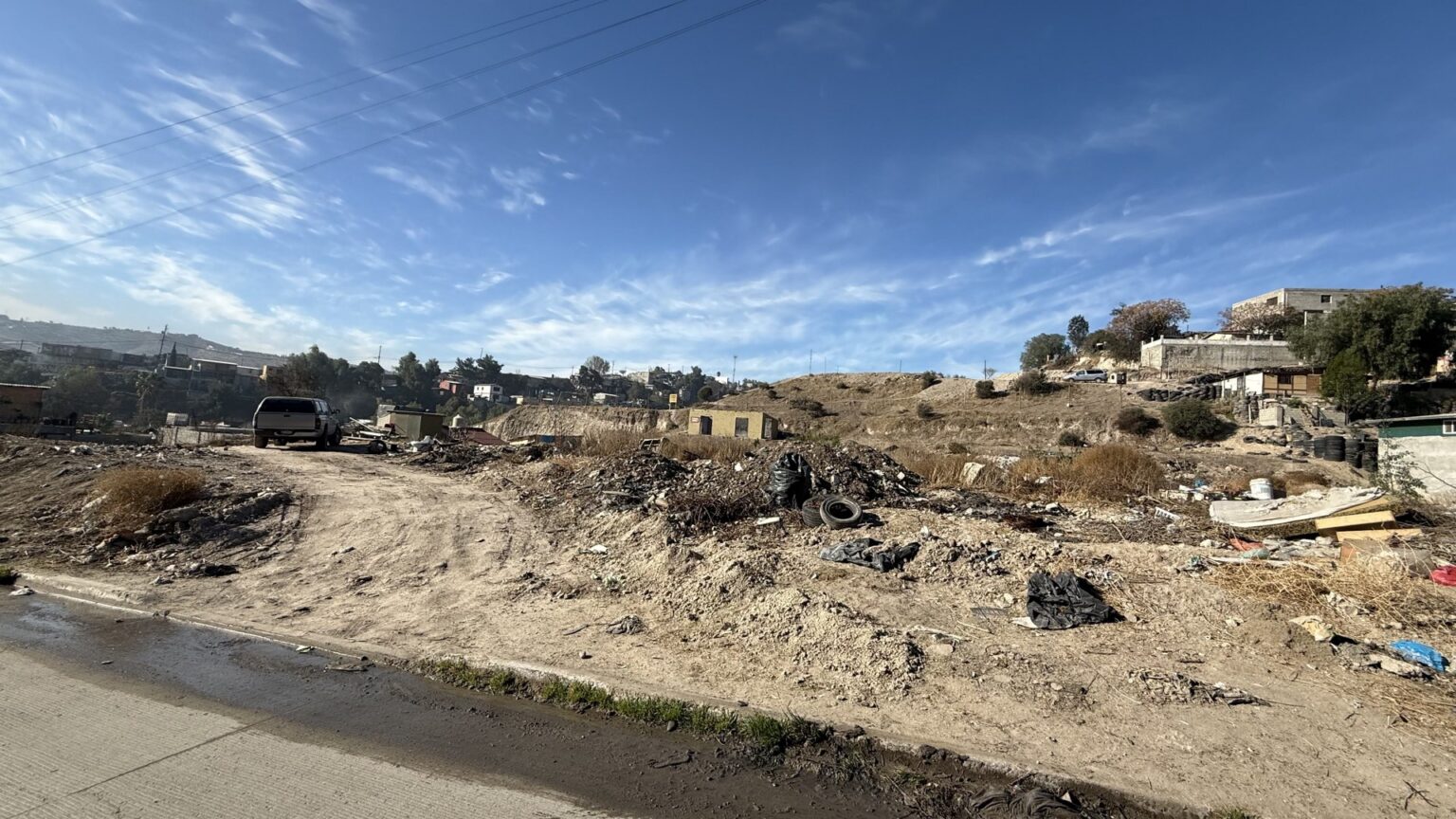 Terreno en Venta en Cañón del Sainz

Gran oportunidad para desarrolladores e inversionistas. Este terreno cuenta con una ubicación estratégica, ideal para proyectos residenciales o comerciales. Su cercanía a servicios educativos, médicos y comerciales lo convierte en una opción altamente atractiva.

Características:

• Superficie de 4,937 metros cuadrados.
• Uso de suelo residencial.
• Cercano a importantes plazas comerciales y servicios esenciales.

Venta USD $790,000 dlls