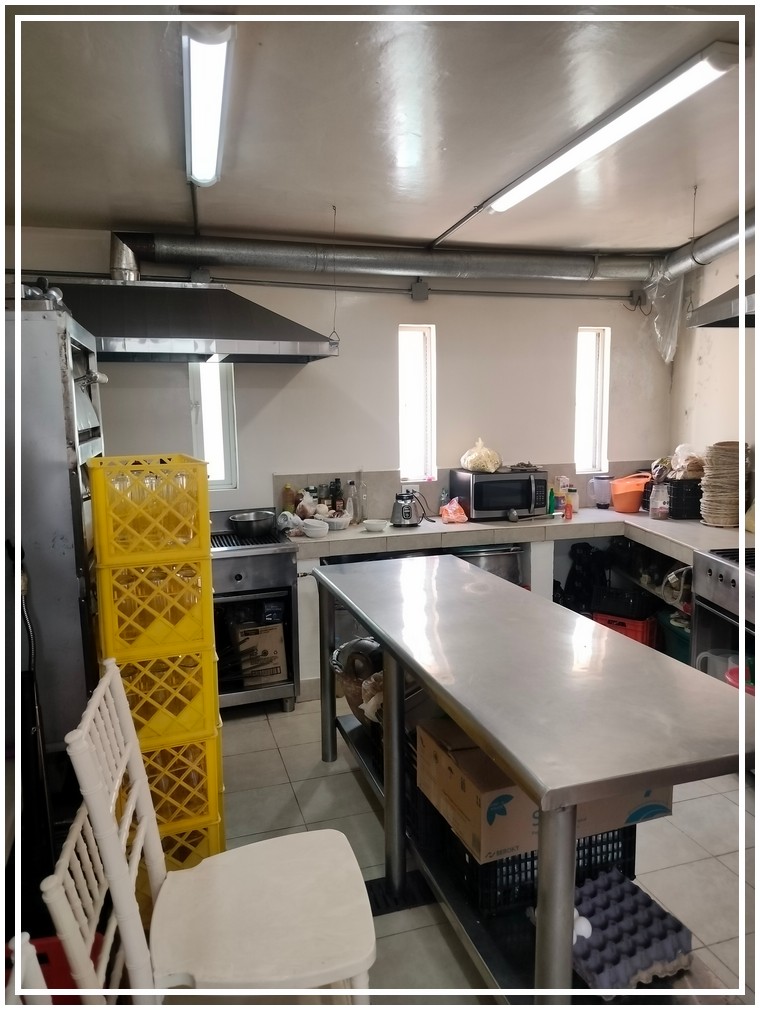 La propiedad en este momento funciona como jardín de eventos, por lo que tiene pergolados fijos, uno de 236 metros cuadrados y otro de 50 metros cuadrados, también cuenta con cocina equipada para eventos, baños para hombres y para mujeres, también tiene una bodega debajo de las escaleras y estacionamiento para 5 vehículos. pero con mucho espacio para estacionarse por ambos frentes incluso con la calle perpendicular que tiene al frente la propiedad.