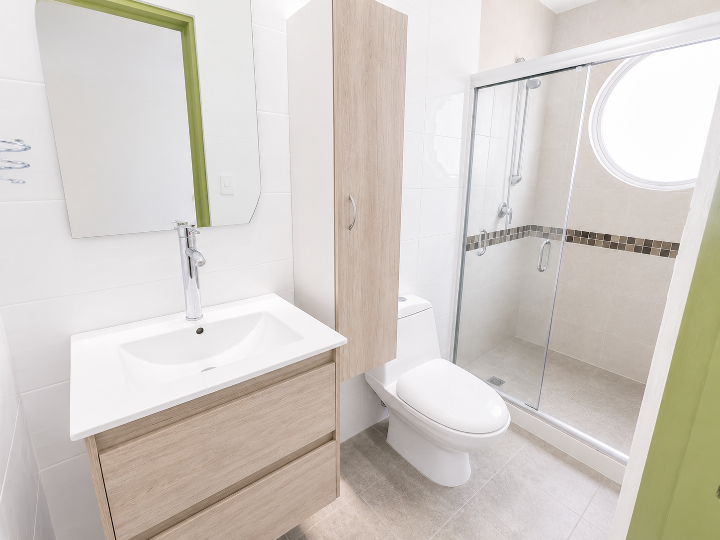 *PRECIO RENTA $40 K.
MANTENIMIENTO: $2,000.00

Descripción:
*CASA VERTICAL.
*SALA / ESTANCIA.
*COMEDOR.
*COCINA CON COCINA INTEGRAL.
*AREA DE LAVADO.
*4 RECAMARAS.
*3 ½ BAÑOS
*2 CAJONES DE ESTACIONAMIENTO.
*CUARTO DE SERVICIO.
*TERRAZA SEMI TECHADA.
*VIGILANCIA 24 HRS.
*CONSTRUCCIÓN 153 M².