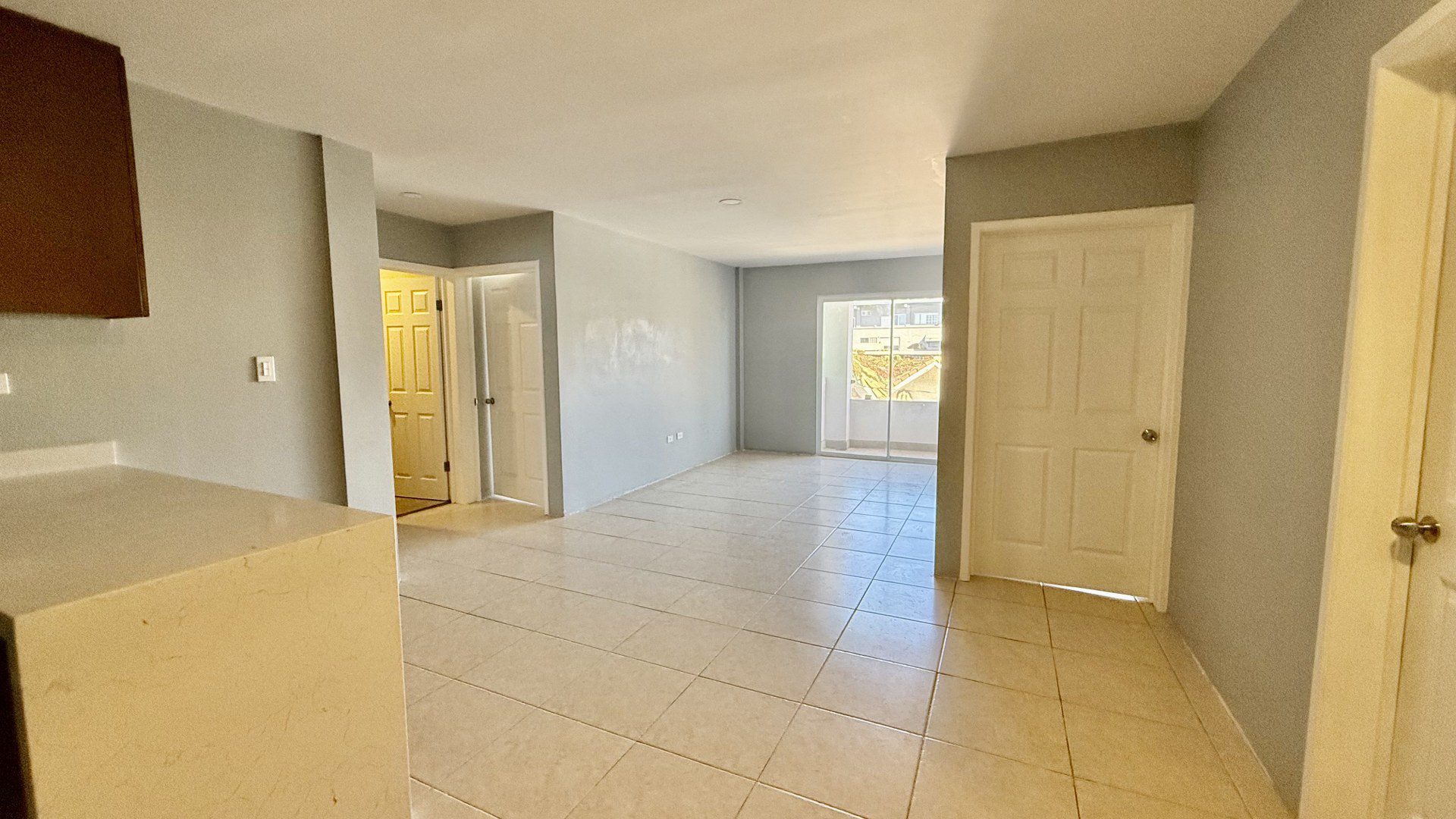 Departamento en Renta en Playas de Tijuana
Su ubicación estratégica te brinda cercanía a centros comerciales, escuelas y áreas recreativas, además de la tranquilidad de vivir en una de las mejores zonas de la ciudad-
Descripción del departamento:
• Recámaras: 3, todas con closets.
• Baños: 2 completos.
• Cocina: Totalmente nueva y moderna.
• Área de lavado: Incluida para mayor comodidad.
Ubicación:
• Piso: Tercer nivel con acceso a través de elevador.
Extras:
• Pet Friendly
Christian Ontiveros